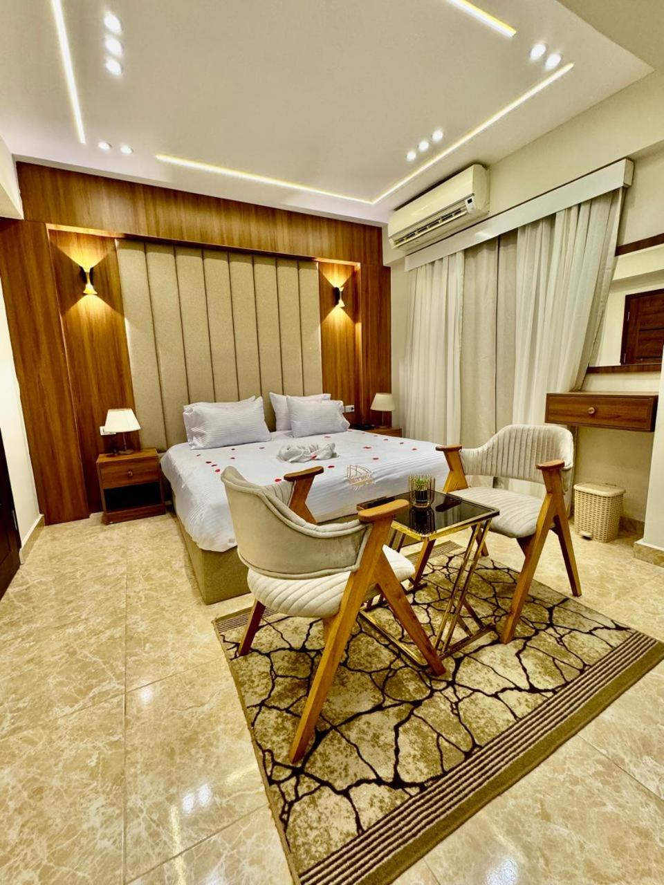 Deluxe King Suite