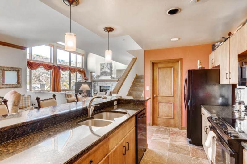 Three-Bedroom Apartment with Mountain View photo 3