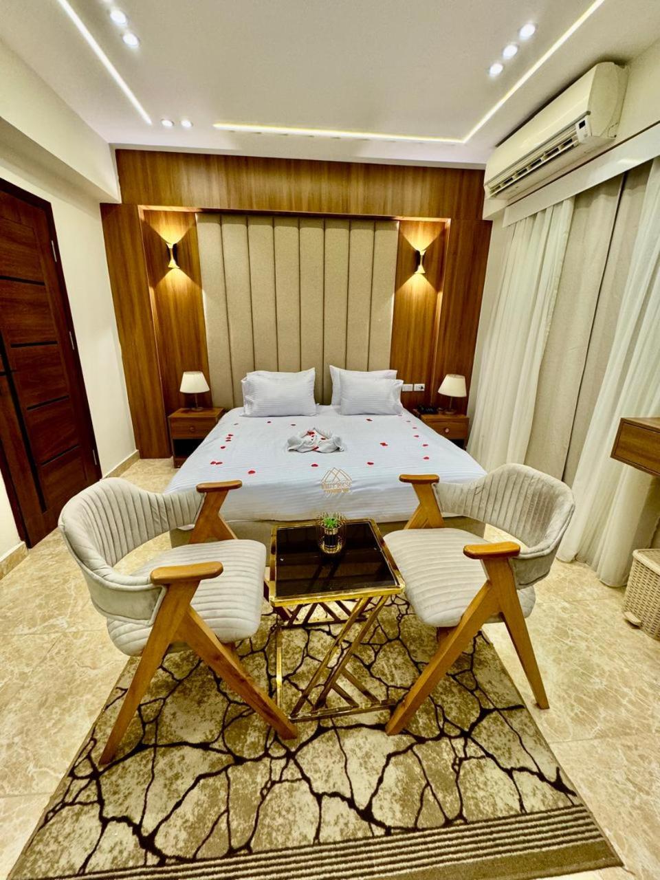 Deluxe King Suite photo 3