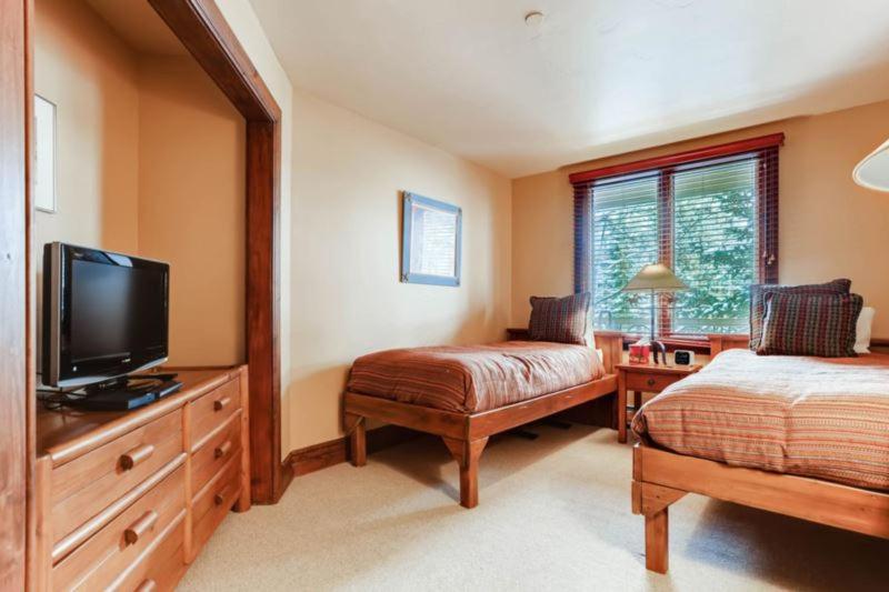 Three-Bedroom Apartment with Balcony photo 3