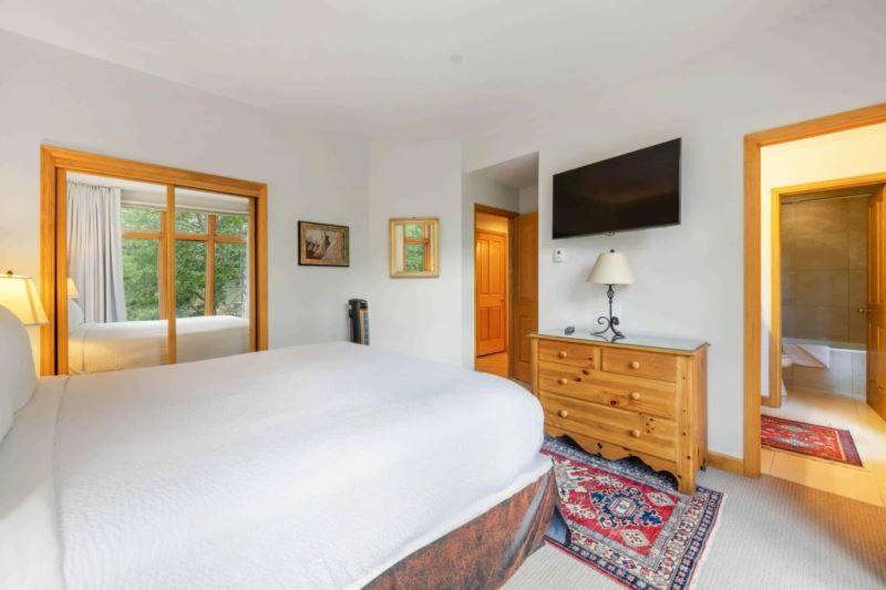 Three-Bedroom Apartment with Mountain View photo 2