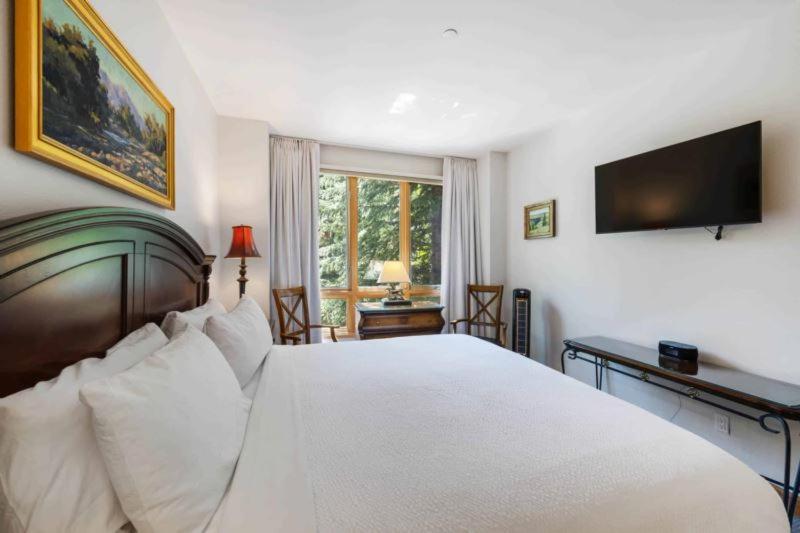 Three-Bedroom Apartment with Mountain View photo 1