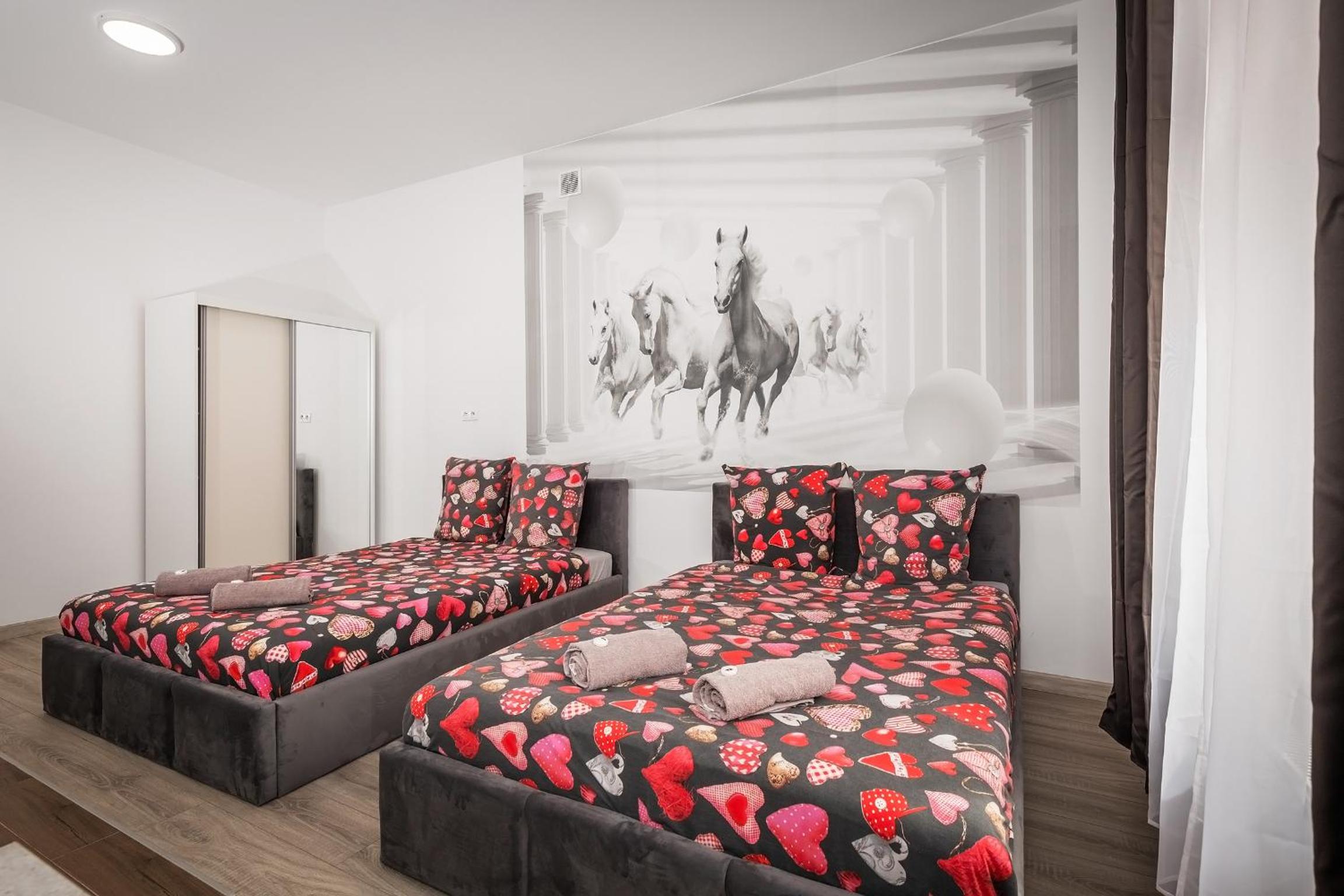 Quadruple Room with Private Bathroom - Photo 6
