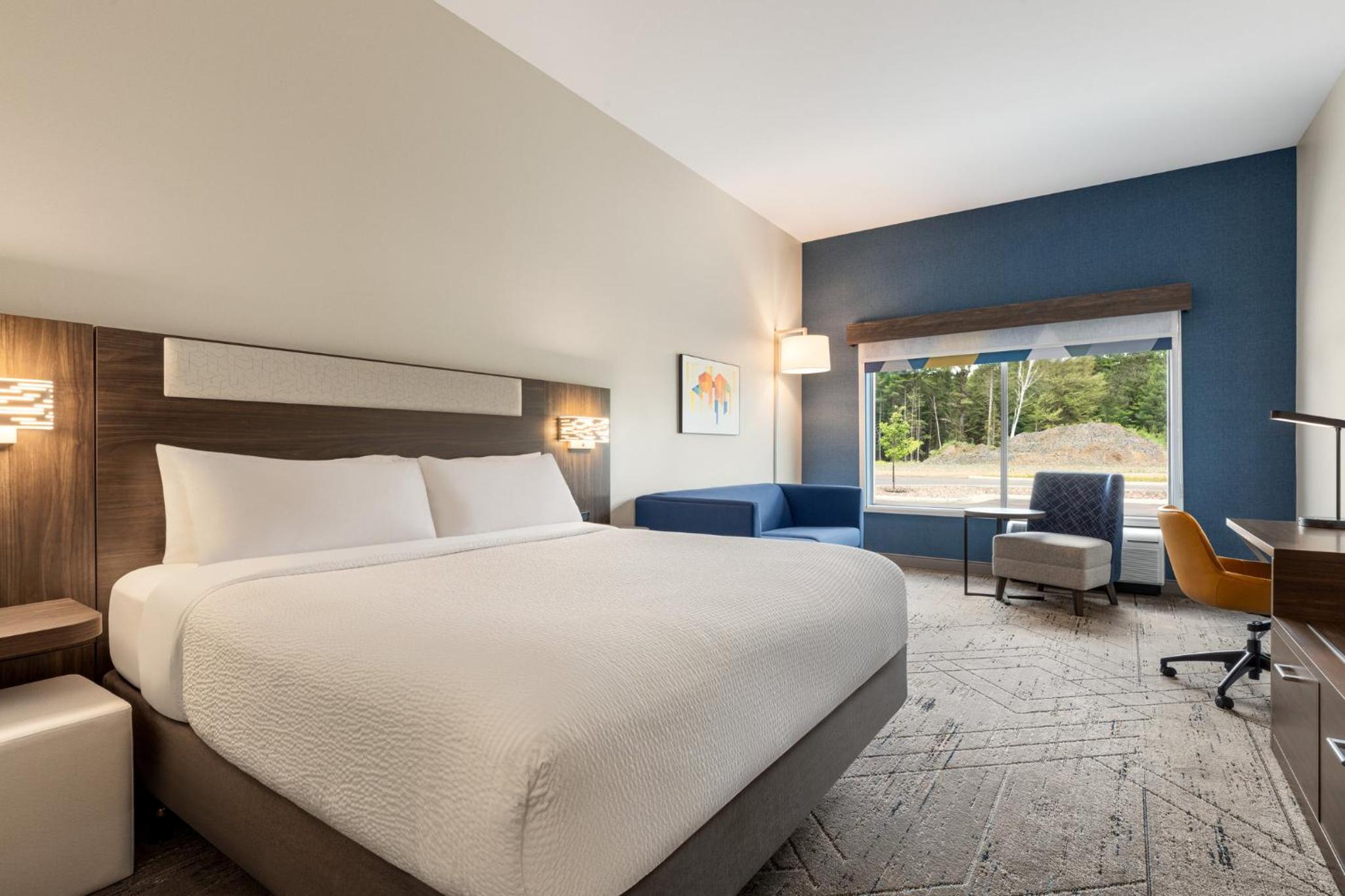 Queen Suite with Two Queen Beds - Photo 6
