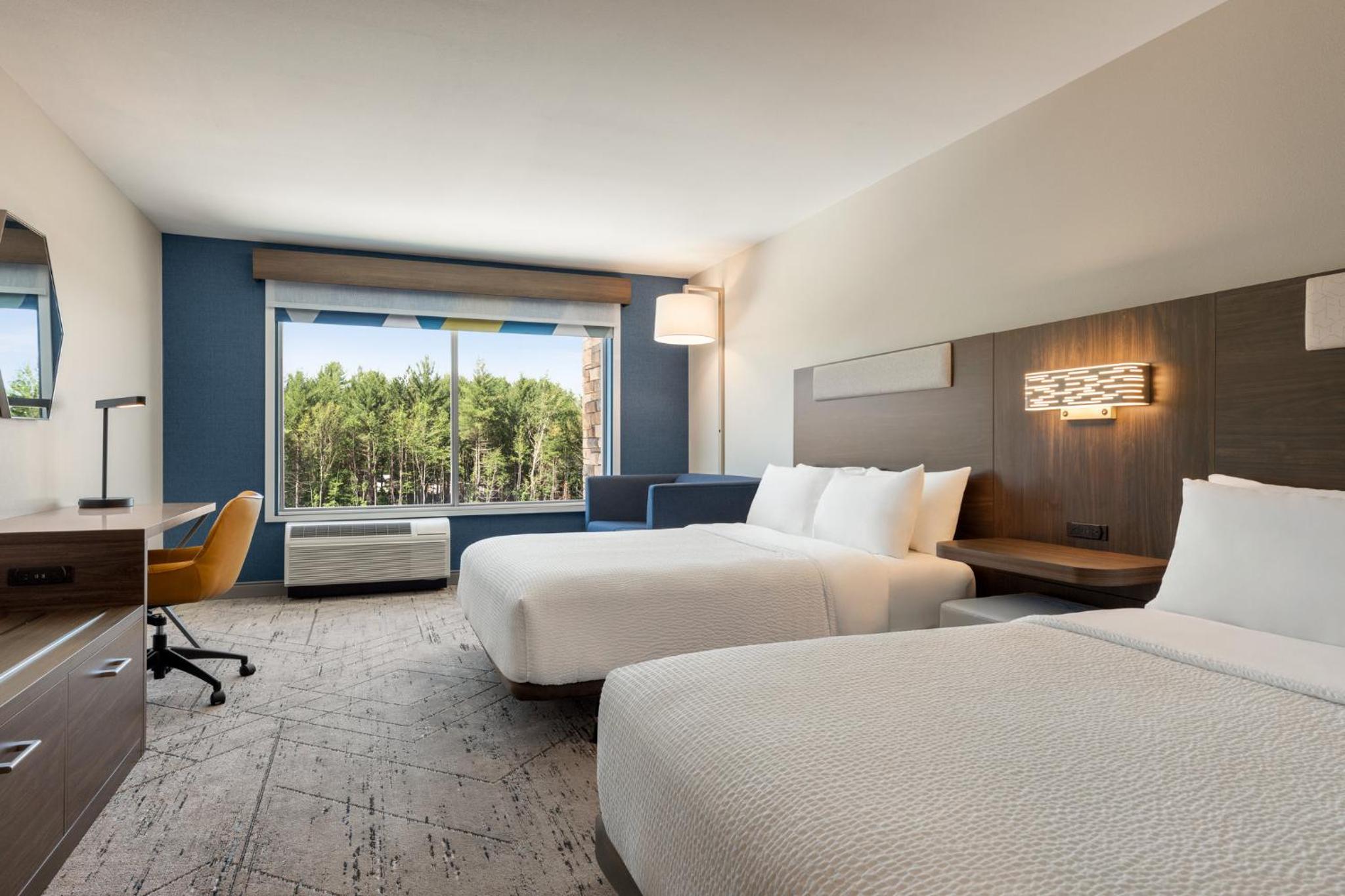 Queen Suite with Two Queen Beds - Photo 7