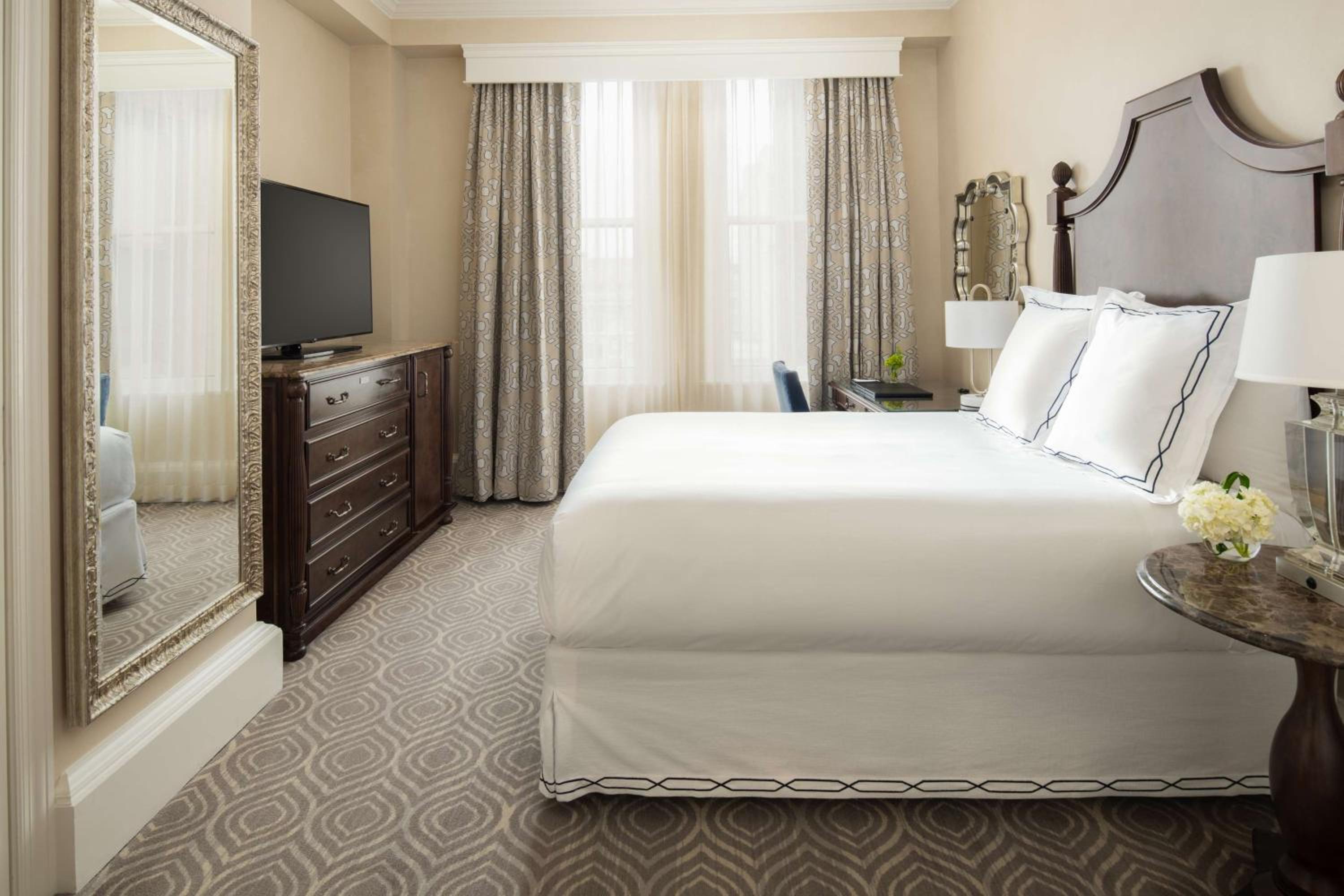 Deluxe Queen Room with Mobility Accessible Tub