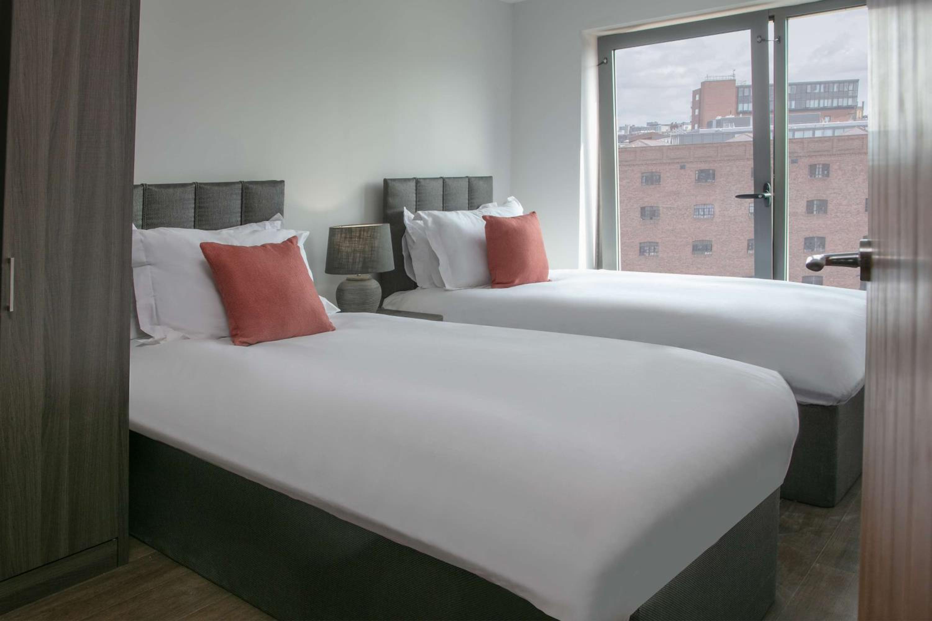 Two-Bedroom Apartment with One Double Bed, Two Single Beds and One Sofa Bed - Walk-In Shower/Non Smoking - Photo 3