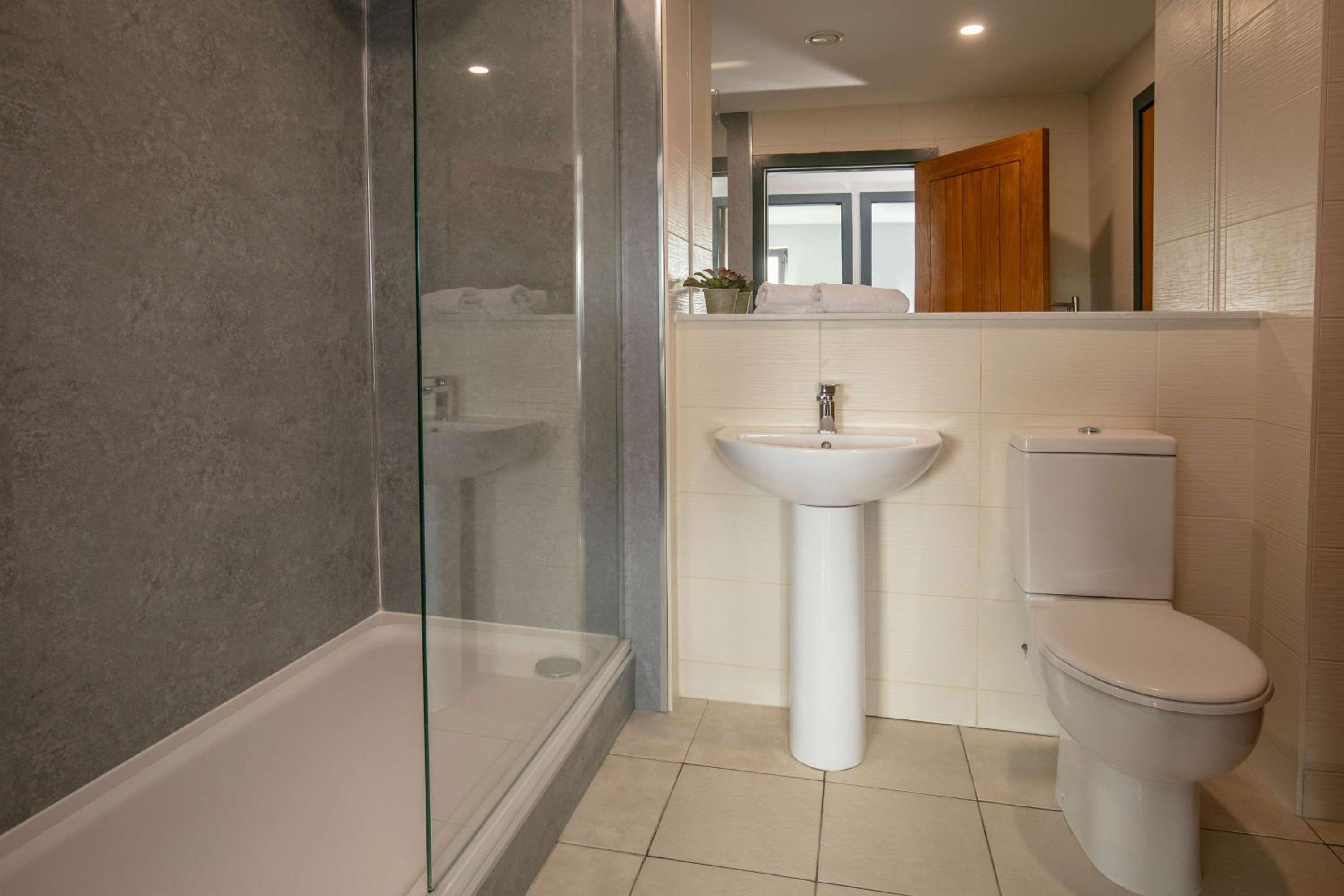 One-Bedroom Apartment with One Double Bed and Sofa Bed - Walk-In Shower/Non-Smoking - Photo 7