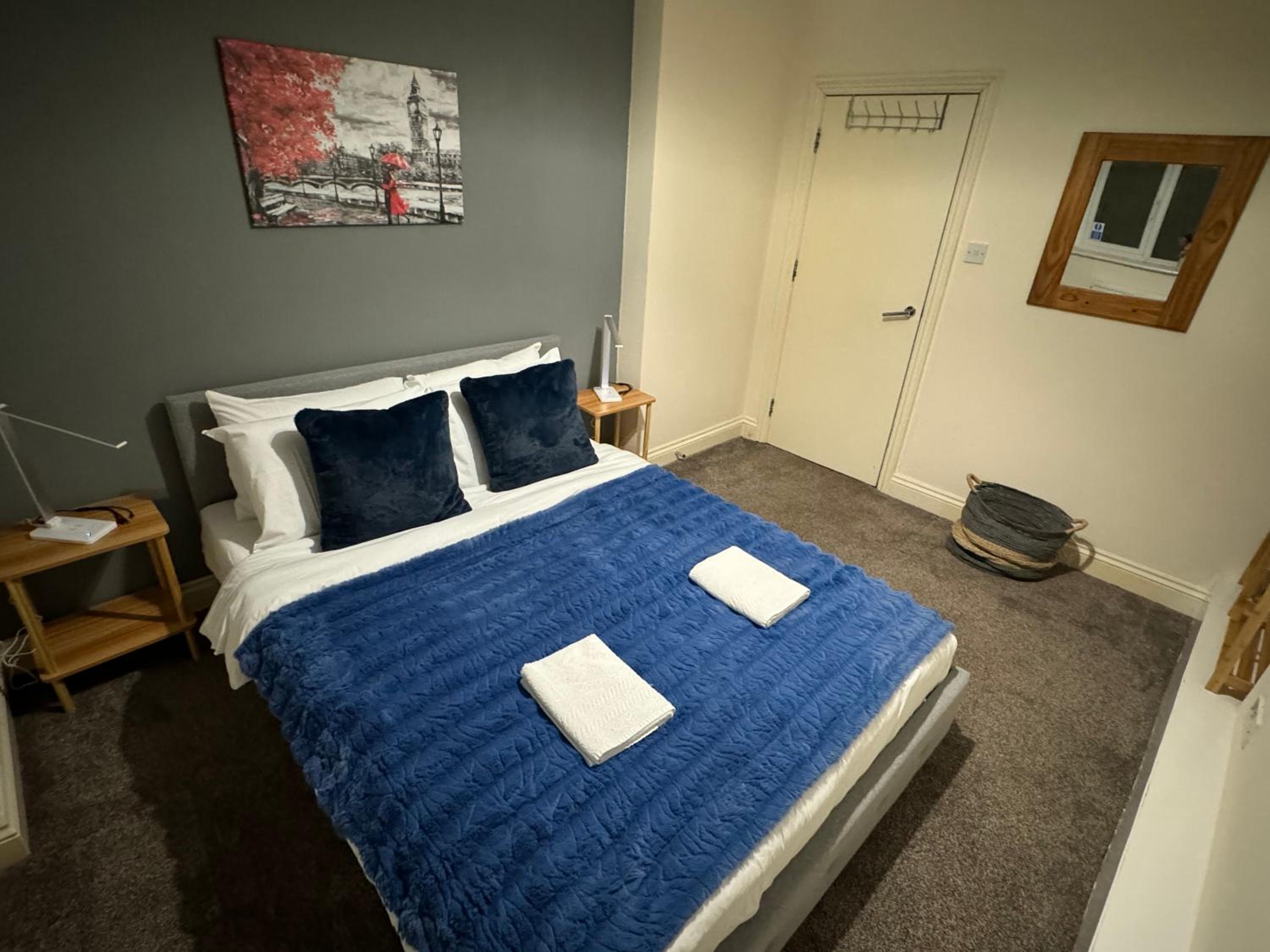 One-Bedroom Apartment photo 1