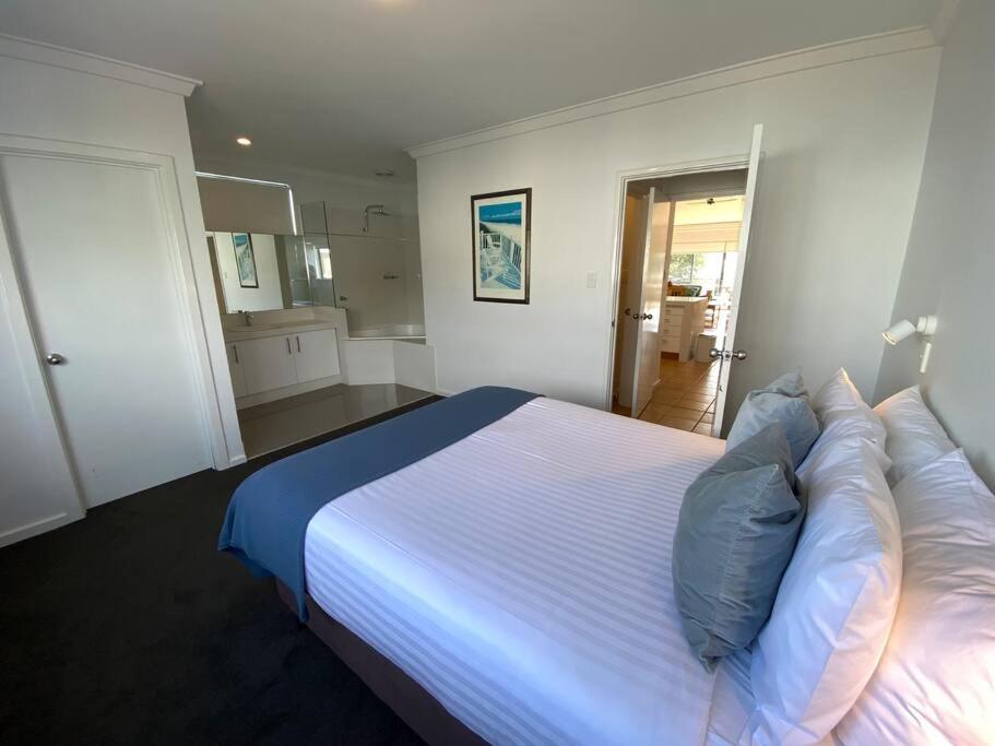 Three-Bedroom House photo 3