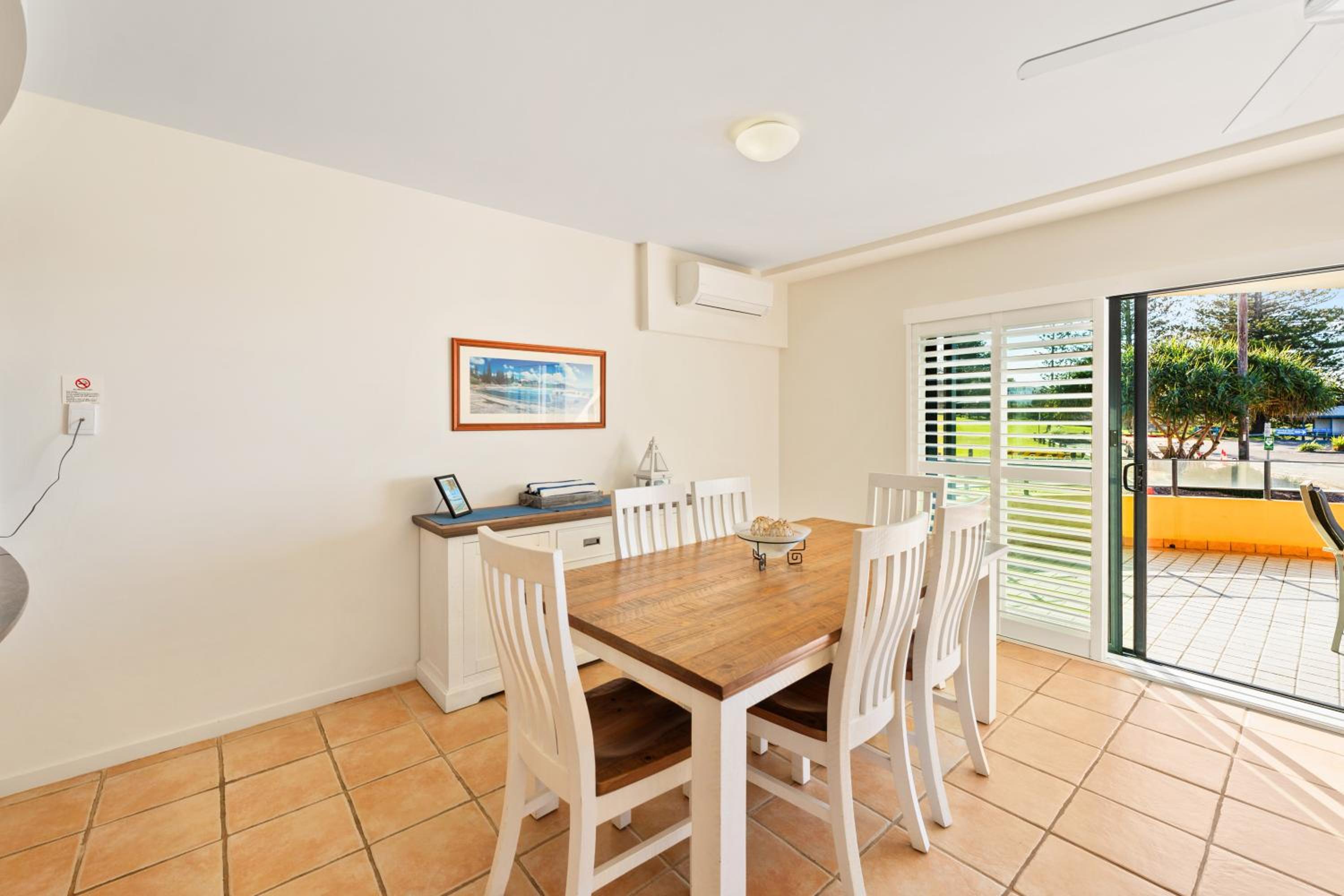1 Bdrm Ocean View Ground Floor Apt - Photo 2