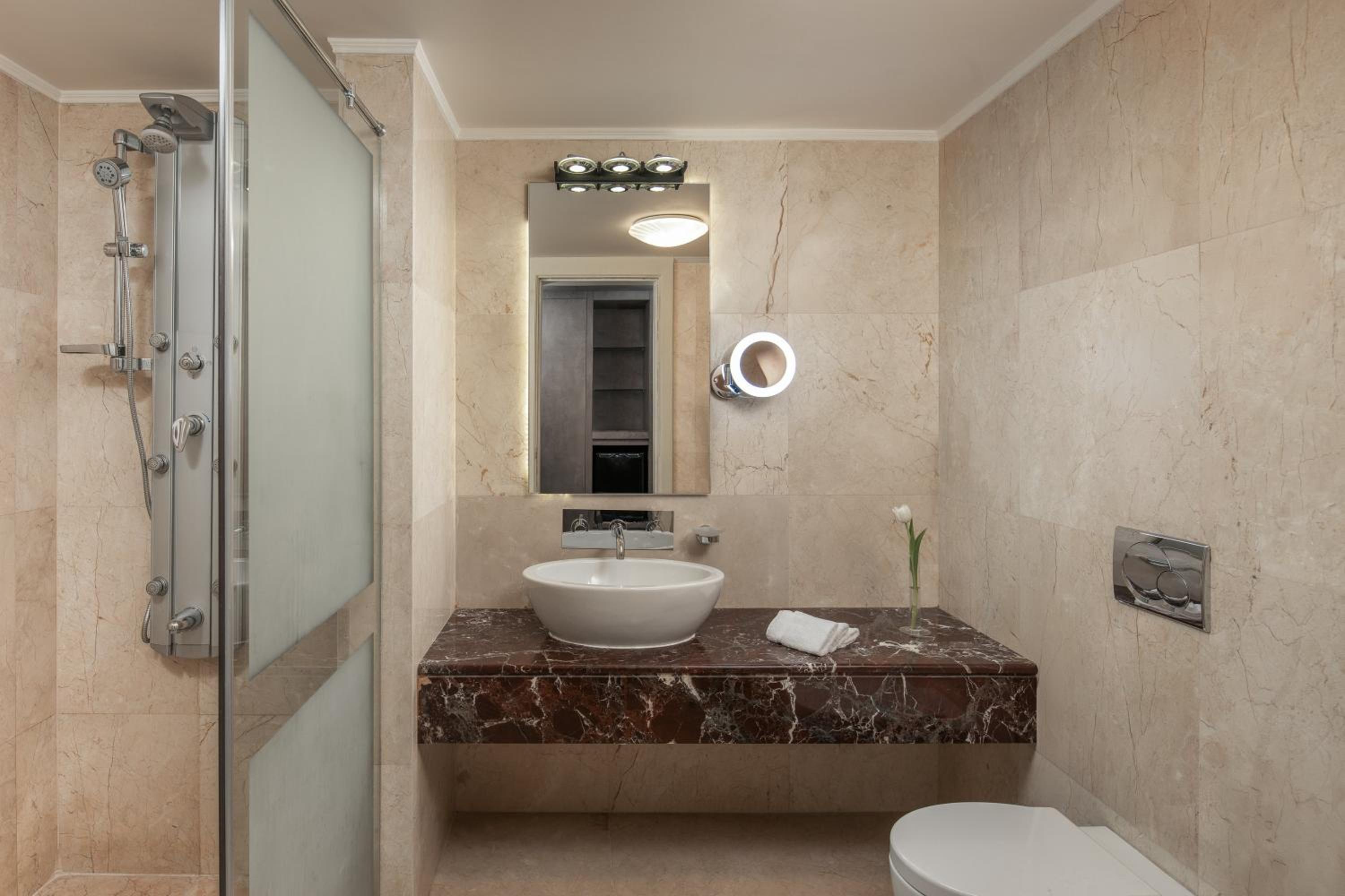 Deluxe King Room - Photo 4