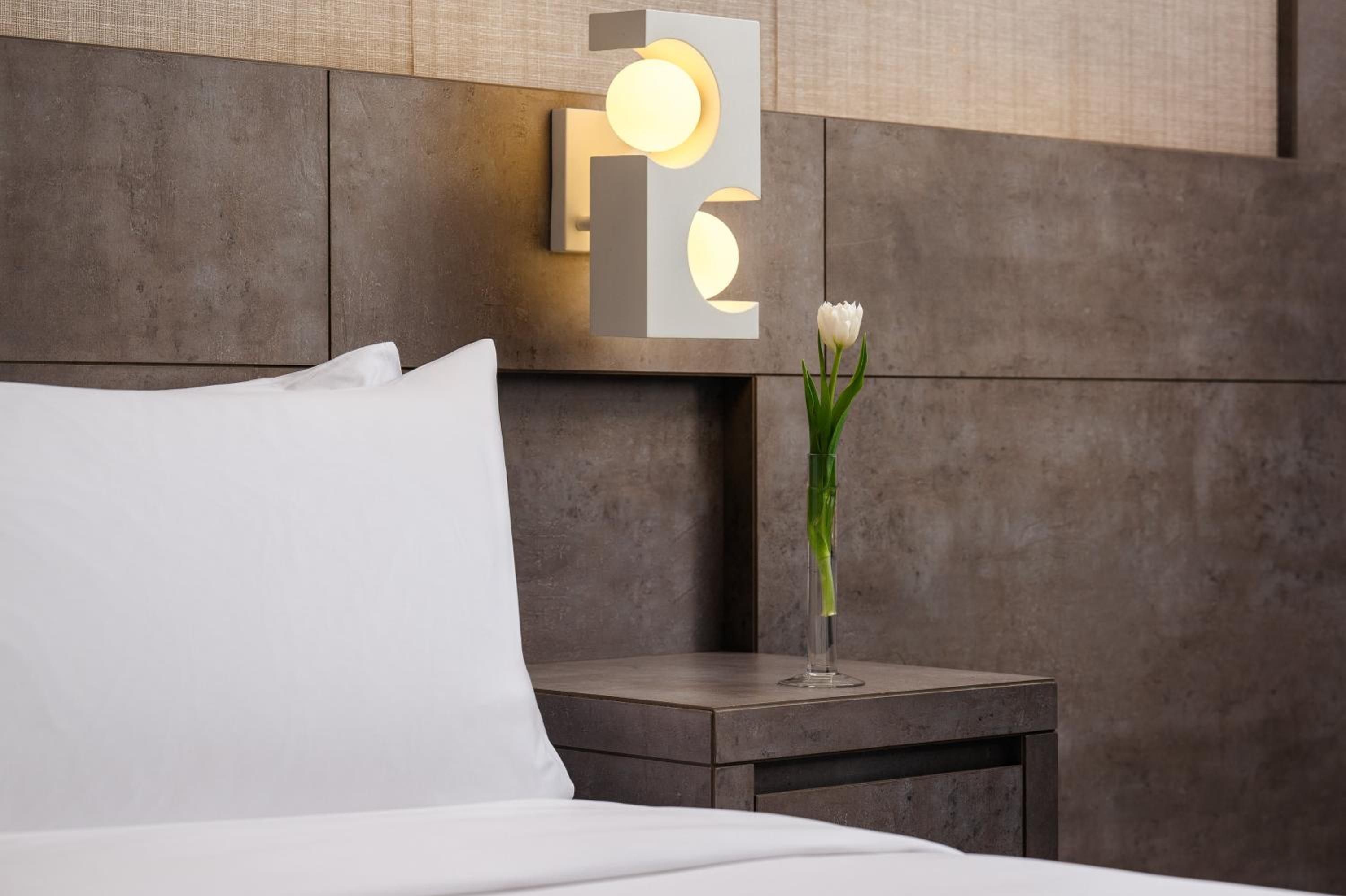 Deluxe King Room - Photo 7