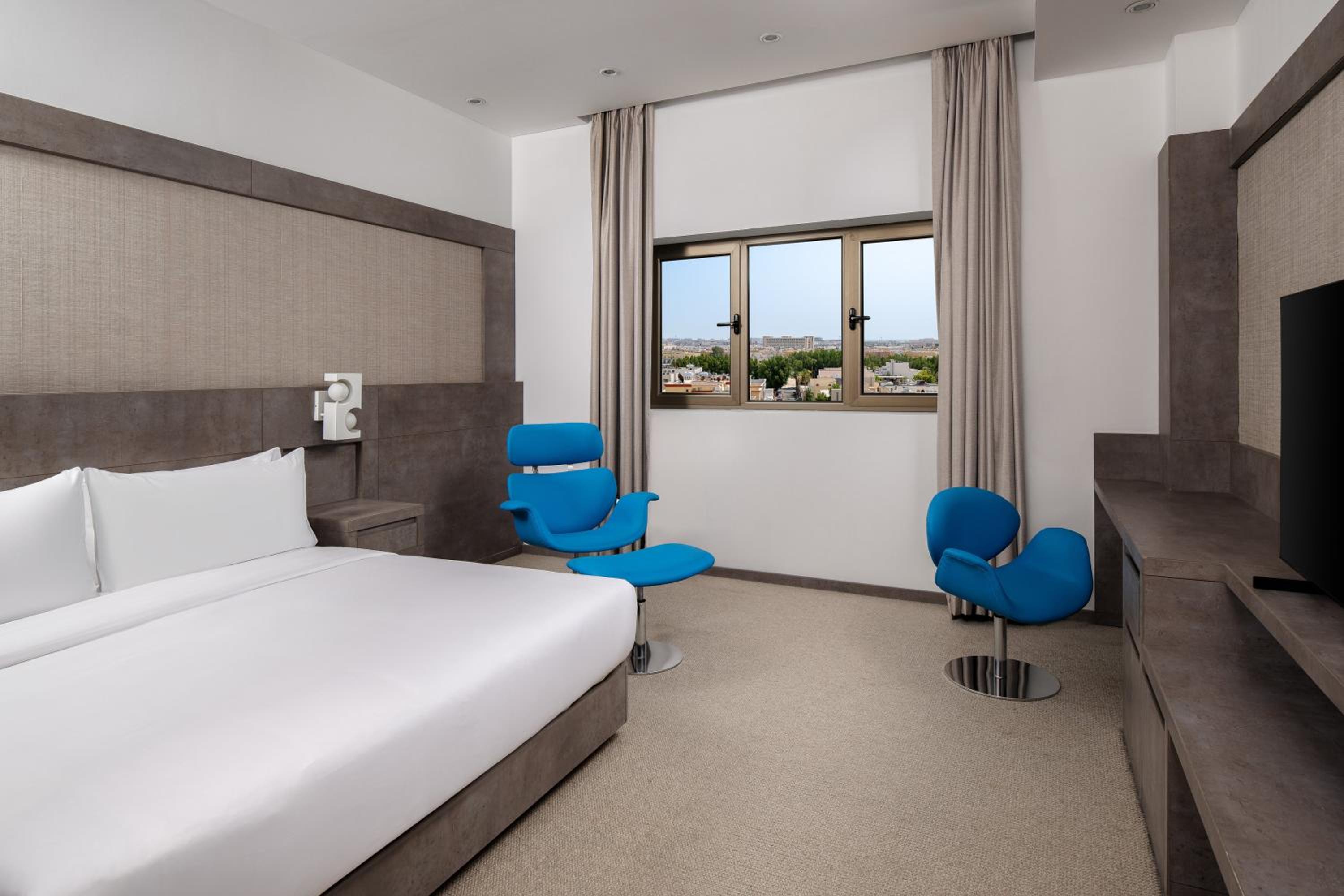 Deluxe King Room - Photo 2