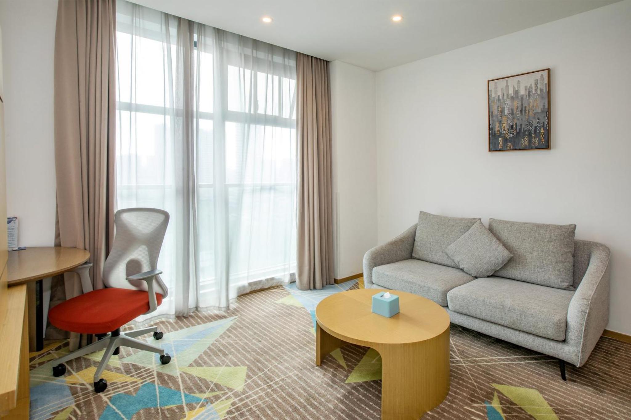 Standard King Room with Extra Space - Photo 4