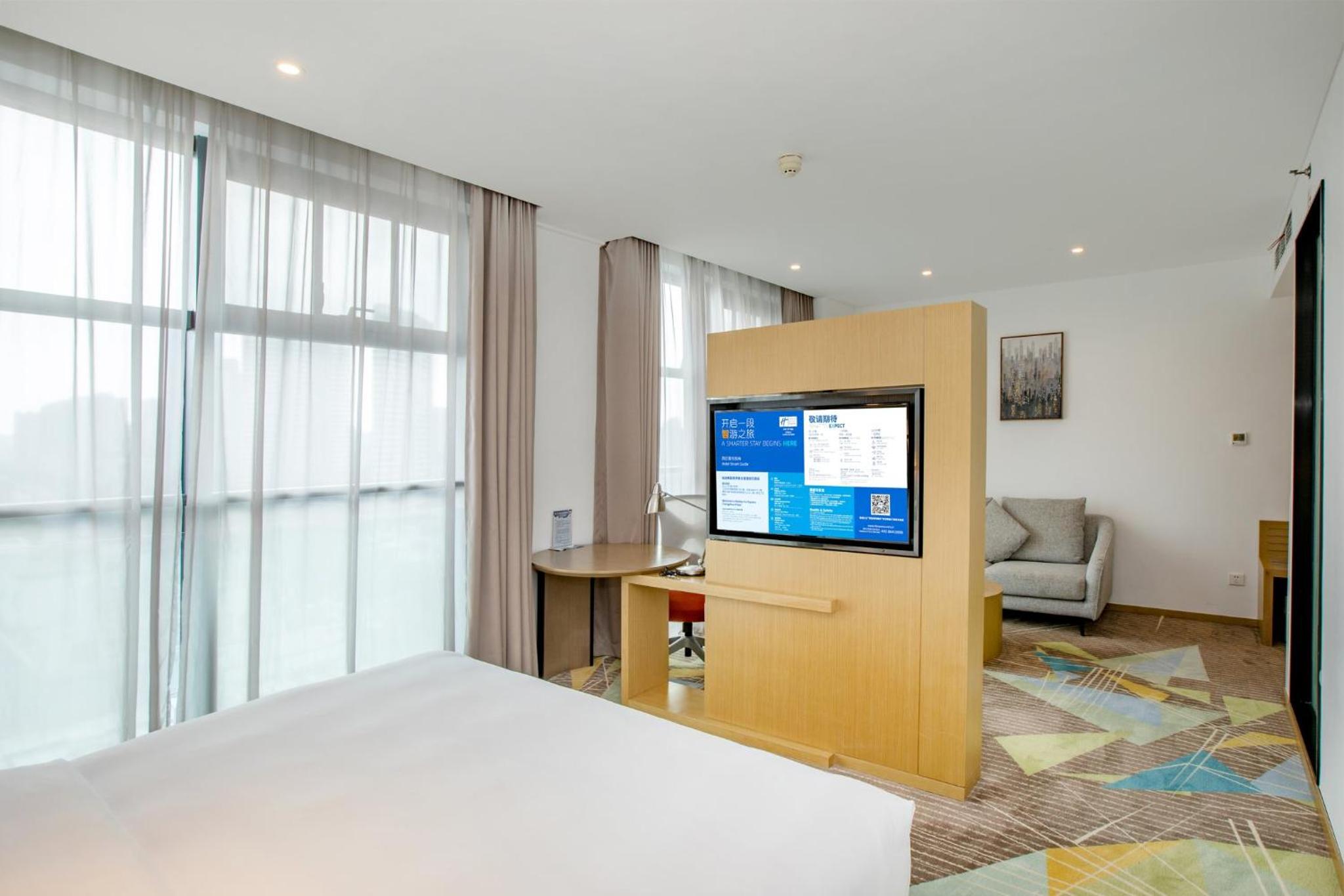 Standard King Room with Extra Space - Photo 2