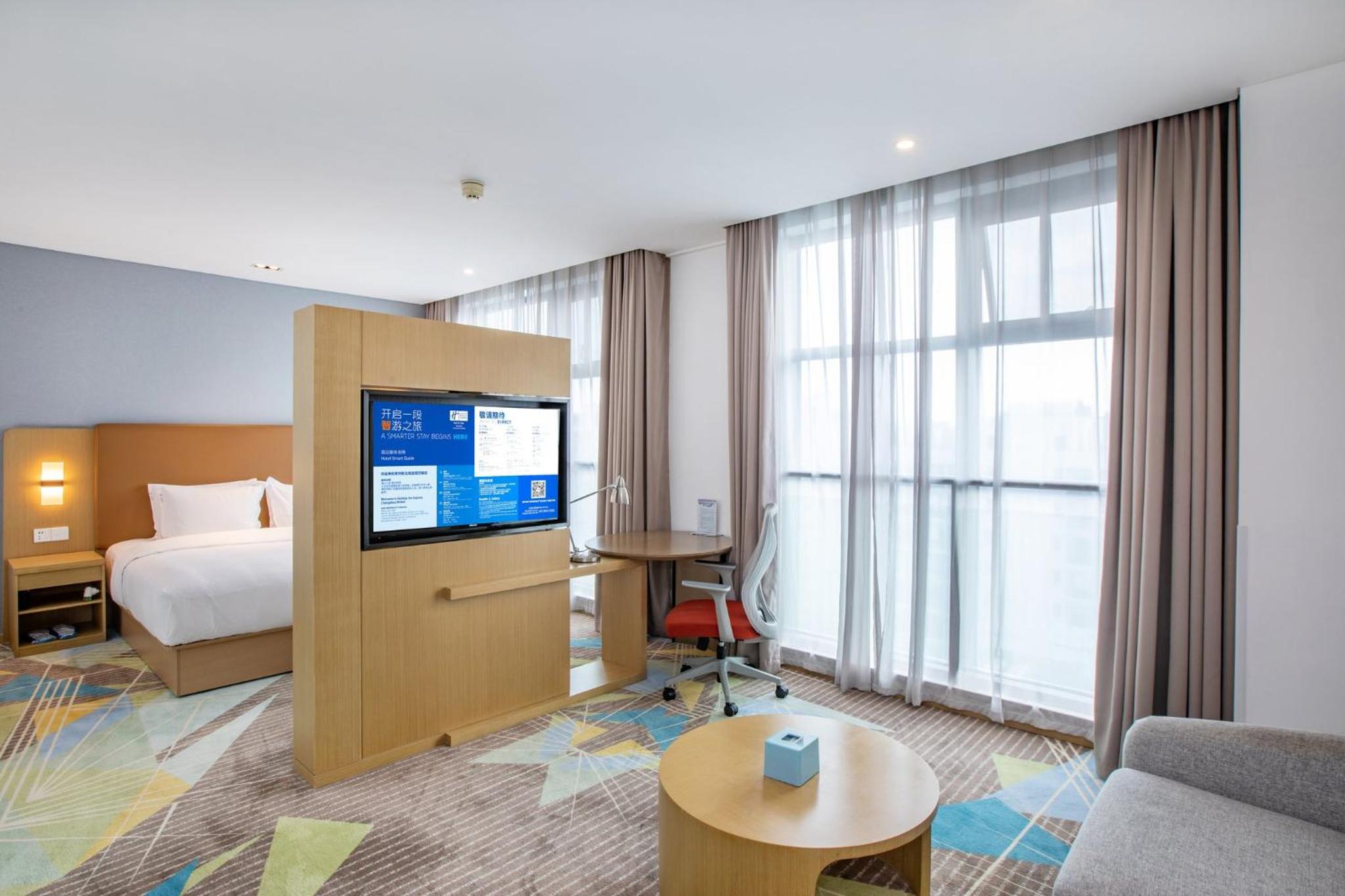 Standard King Room with Extra Space - Photo 6