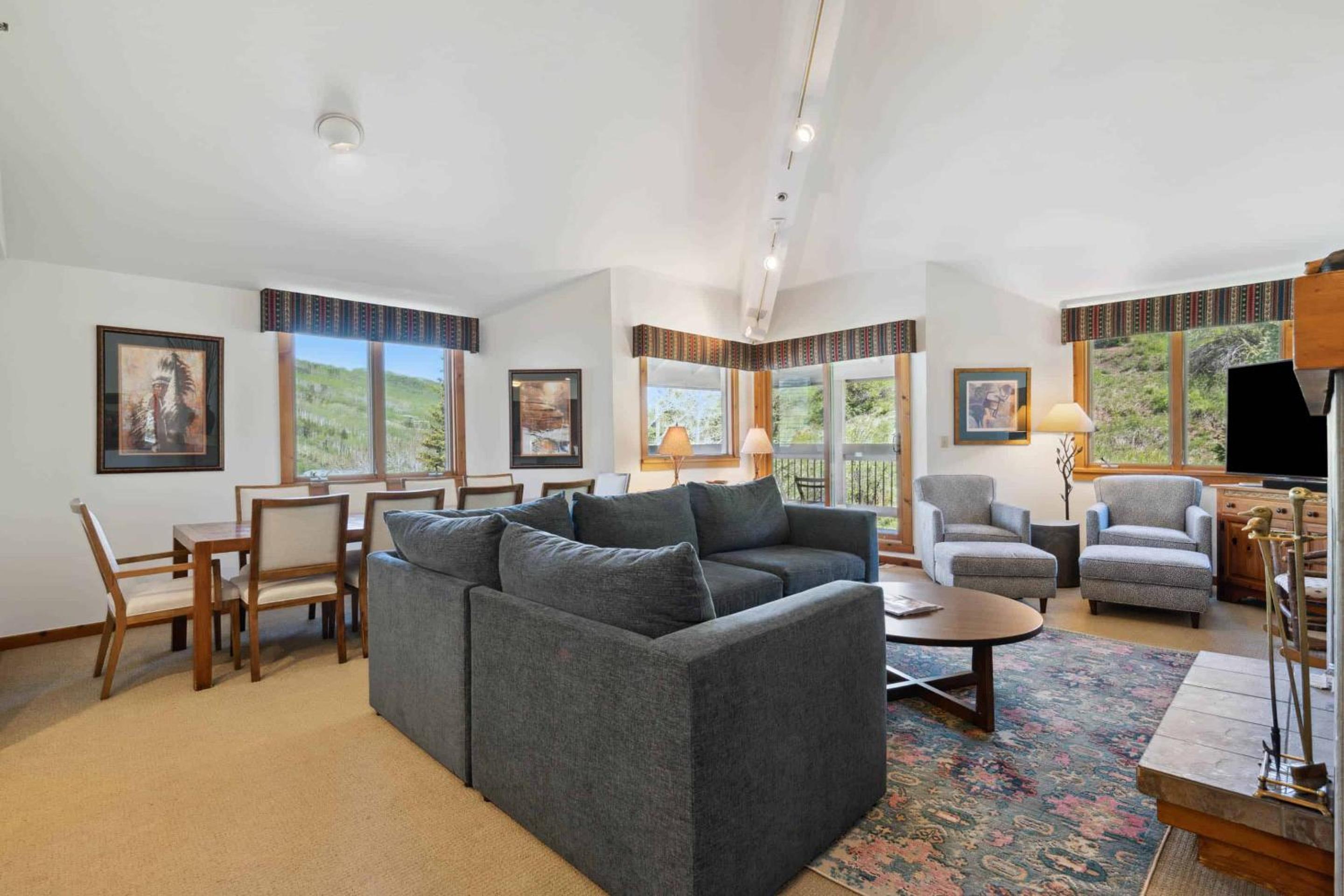 Three-Bedroom Apartment with Mountain View photo 3