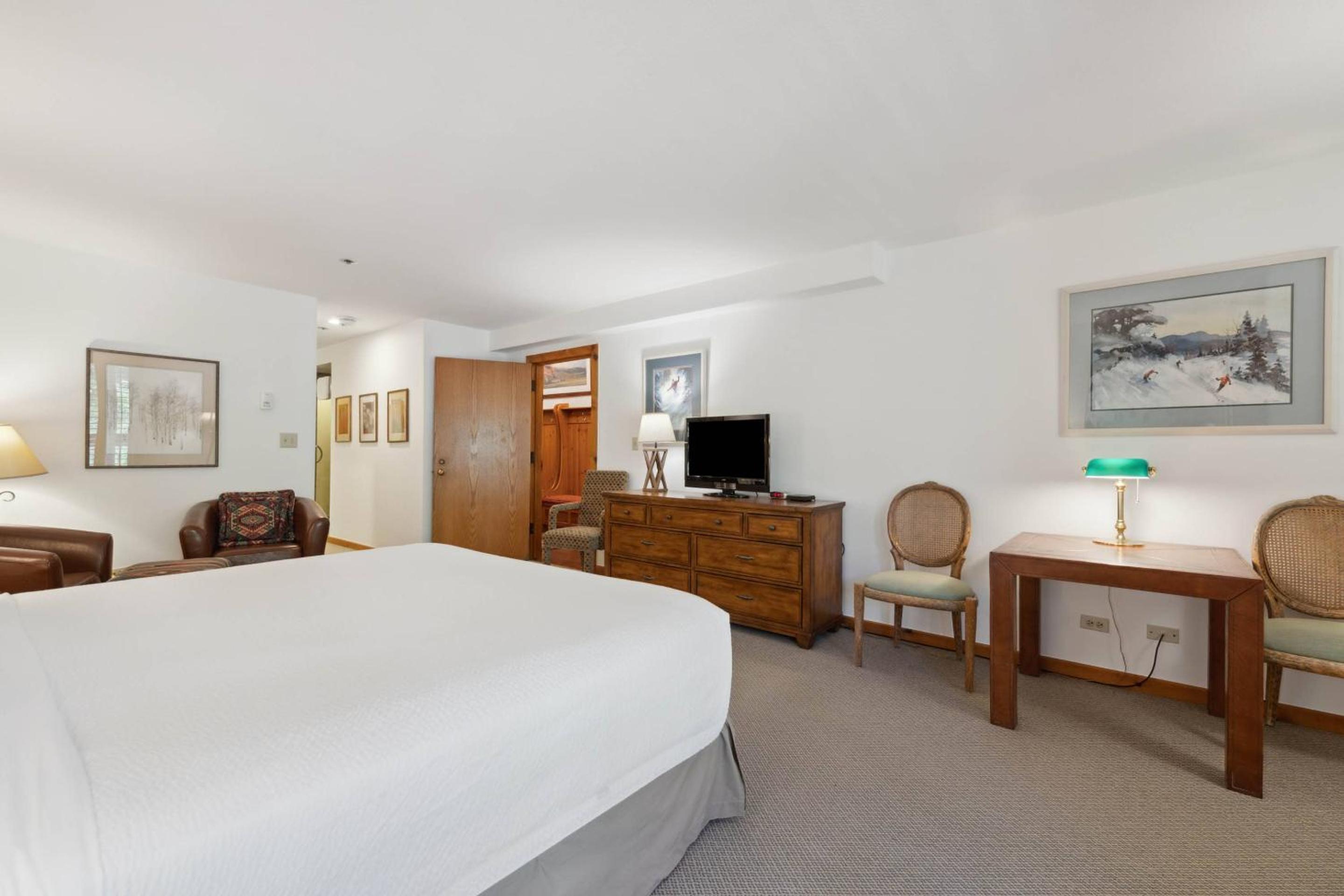 Three-Bedroom Apartment with Mountain View photo 1