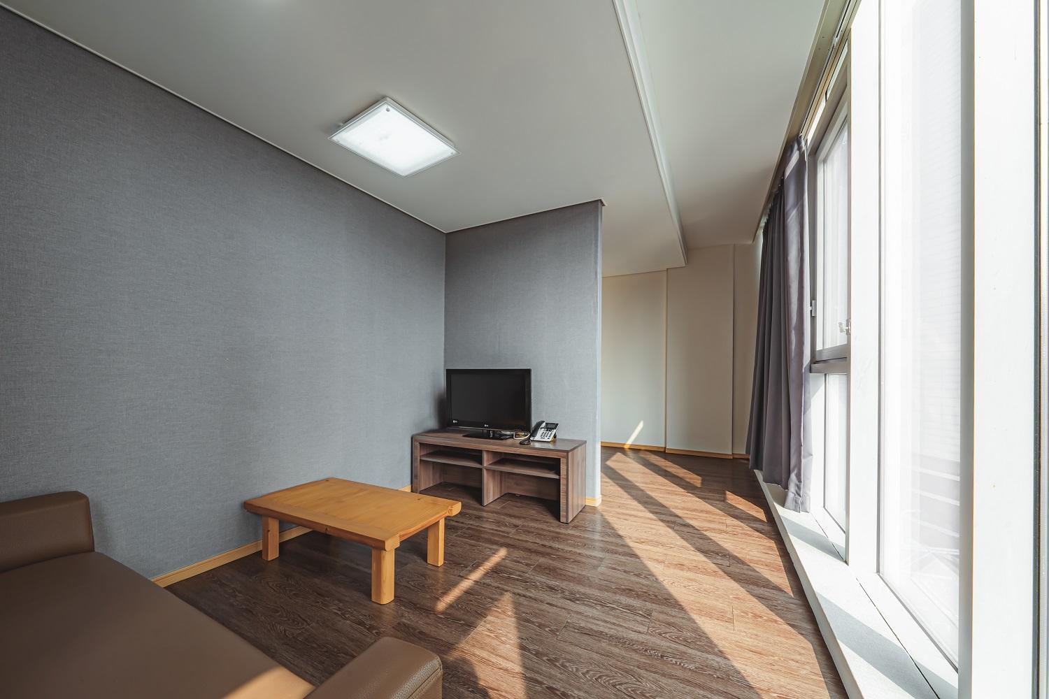 Family Room - Photo 4