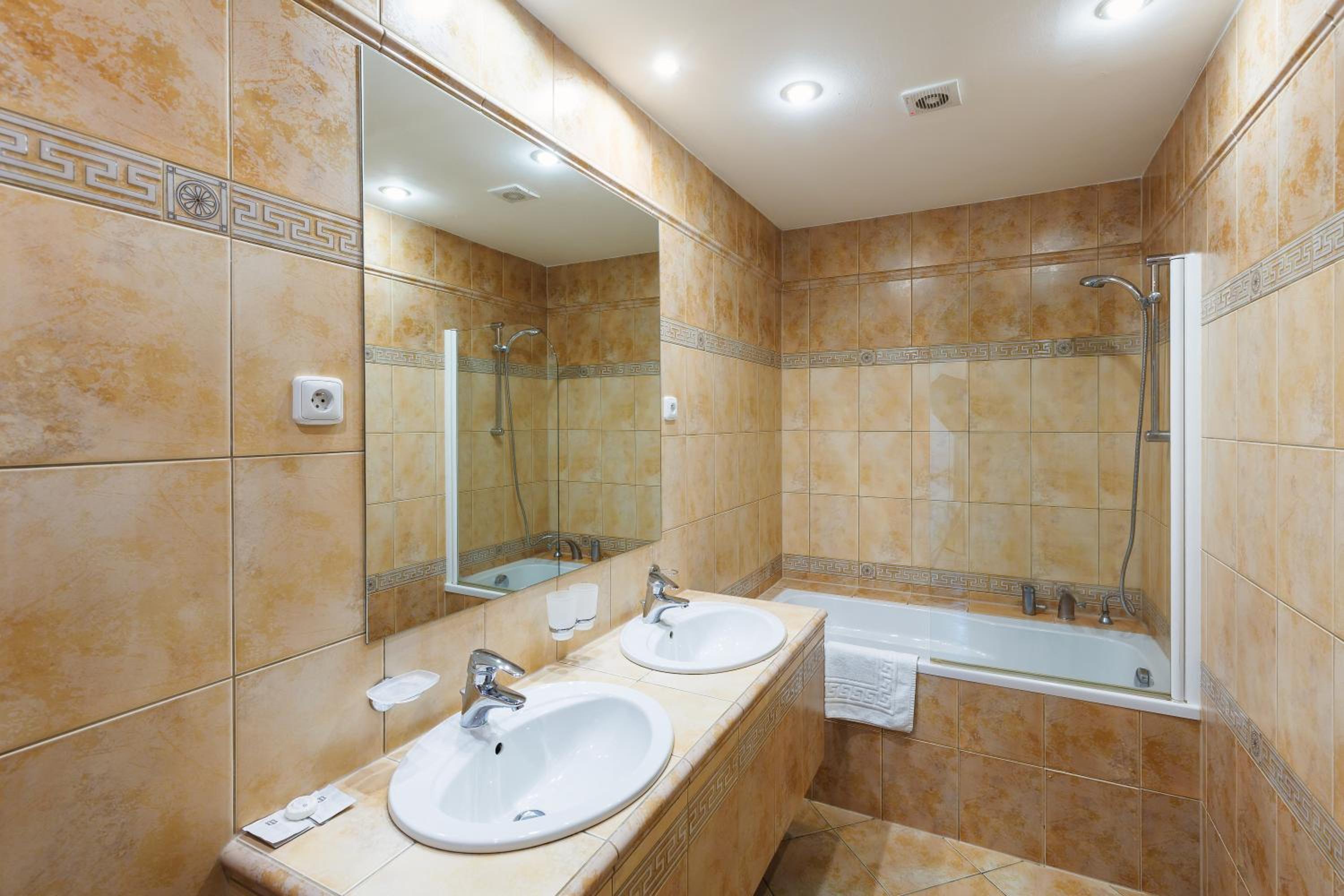 Deluxe Double Room - Photo 11