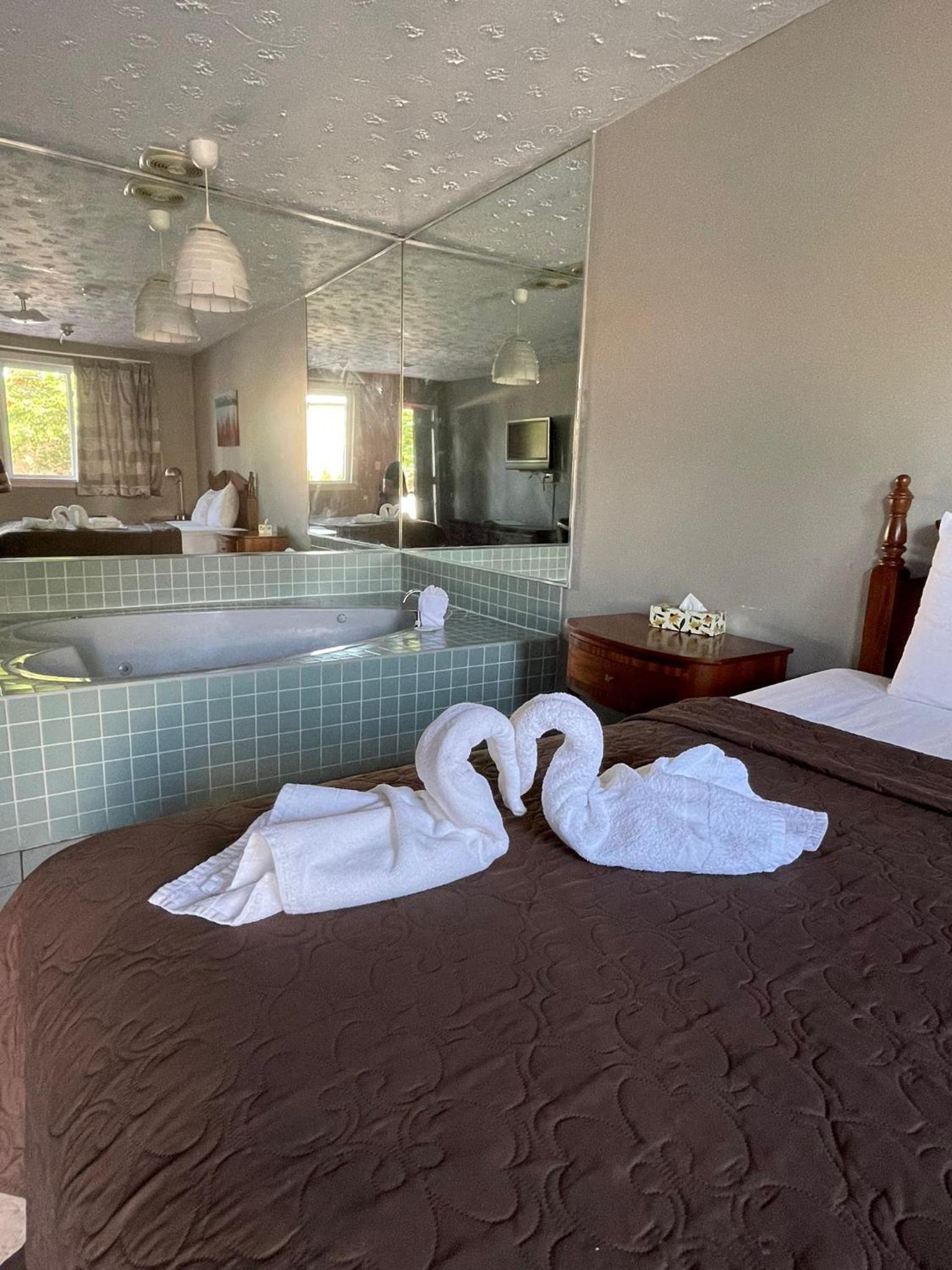 Queen Room with Hot Tub photo 1