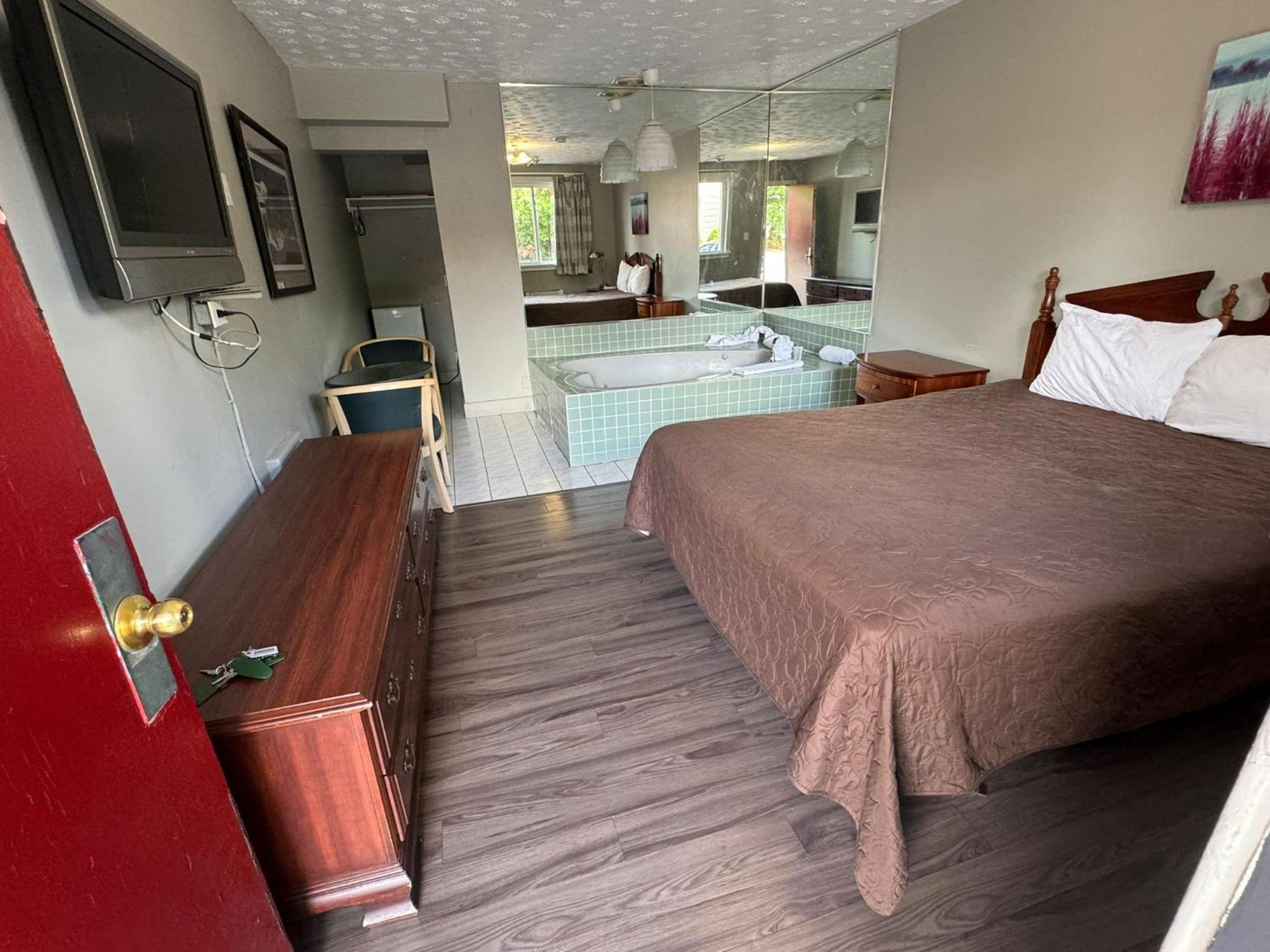 Queen Room with Hot Tub photo 2