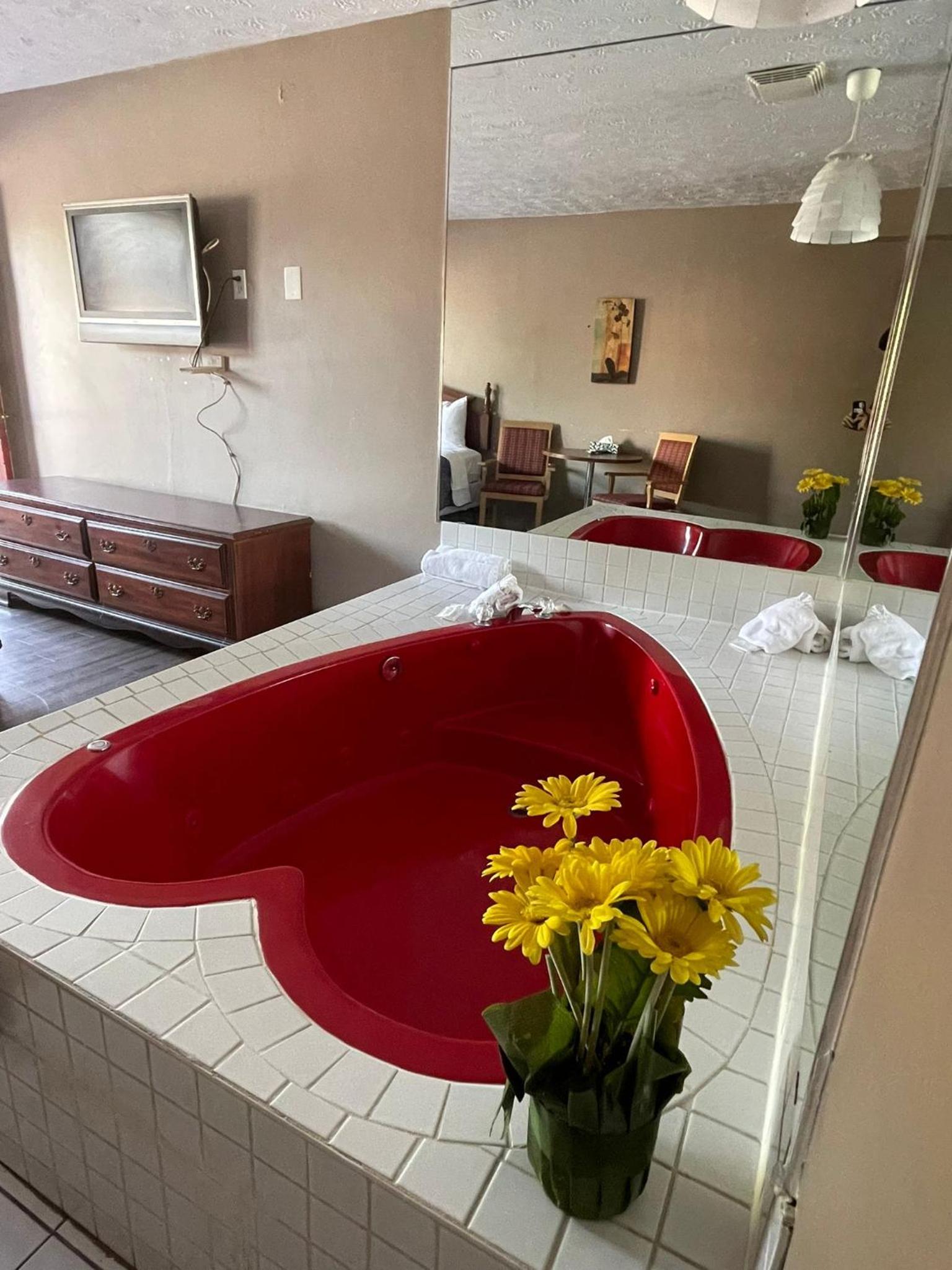 Queen Room with Hot Tub photo 3