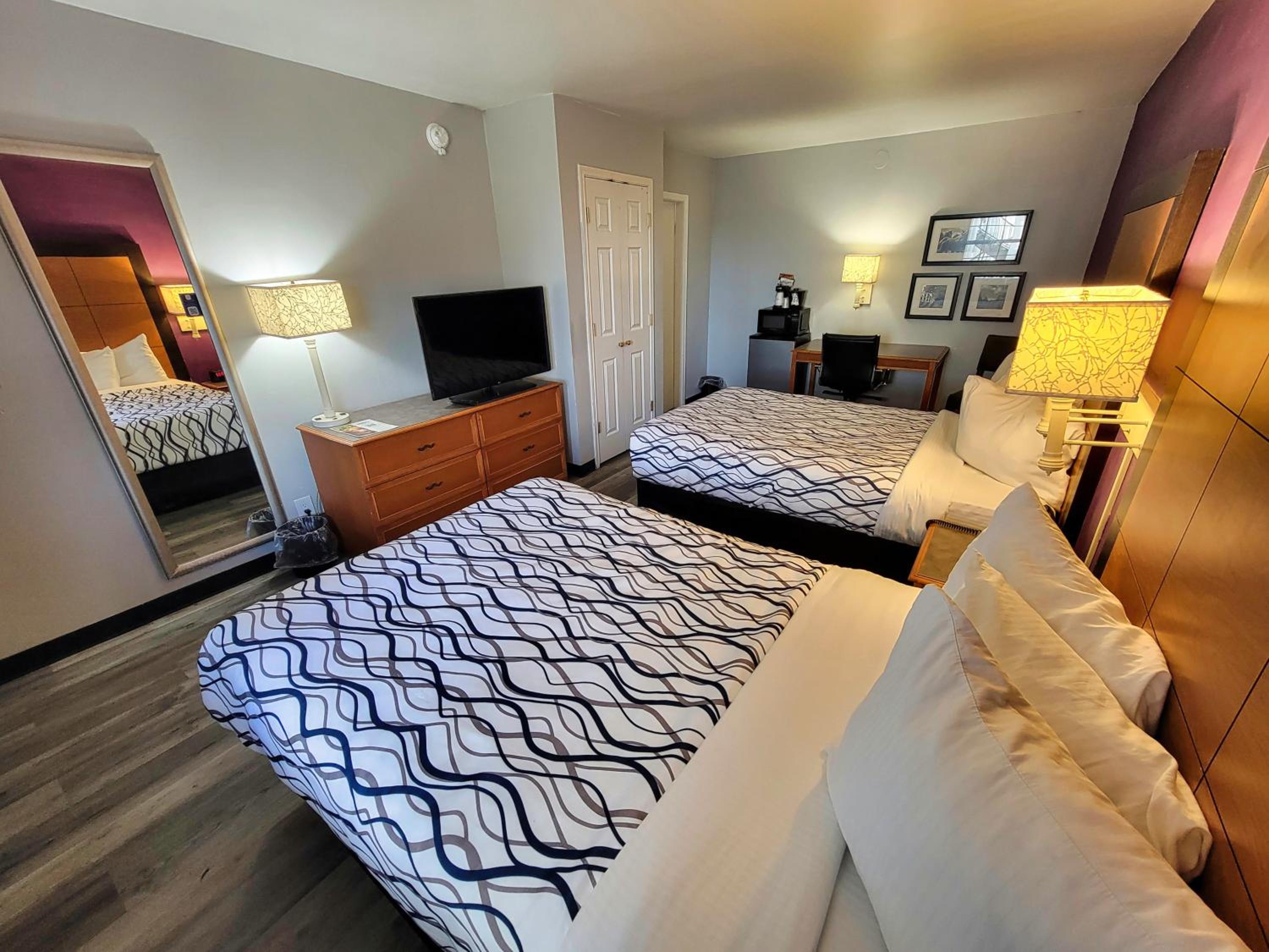 Queen Room with Two Queen Beds - Non-Smoking - Photo 11