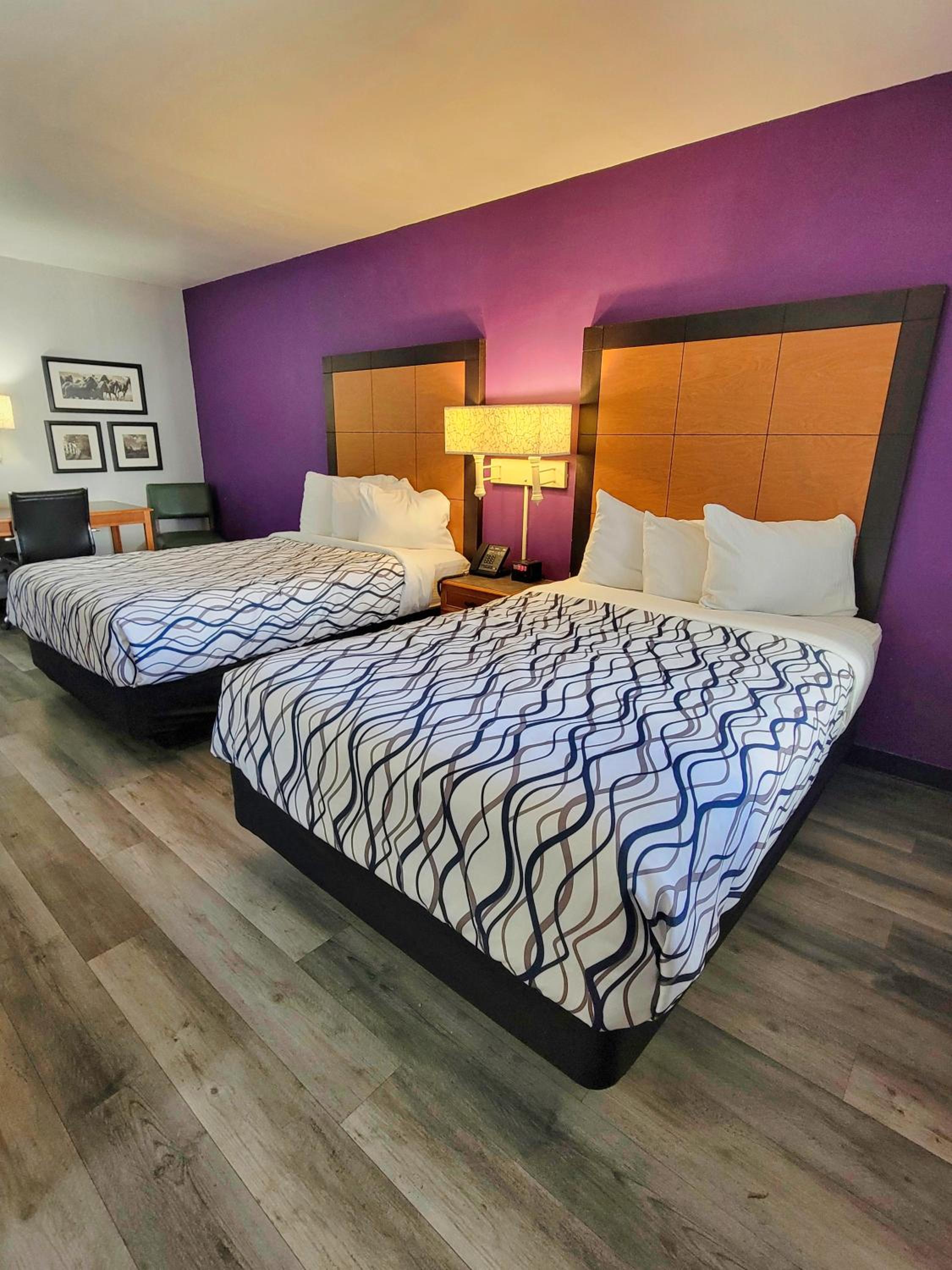 Queen Room with Two Queen Beds - Non-Smoking - Photo 7
