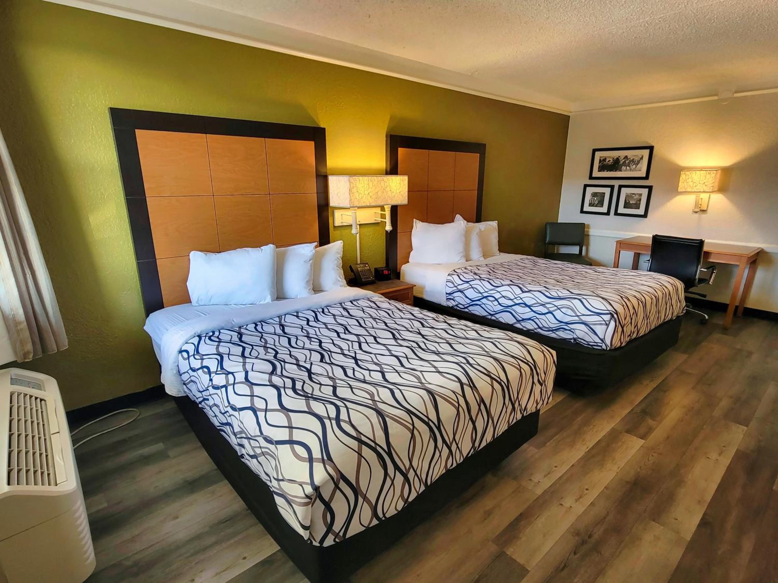 Queen Room with Two Queen Beds - Non-Smoking - Photo 10