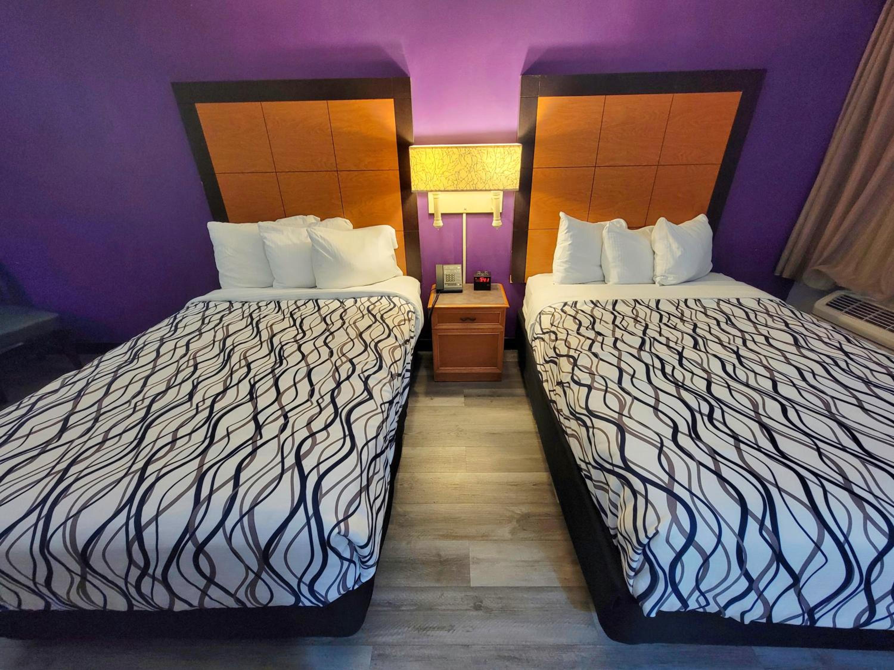 Queen Room with Two Queen Beds - Non-Smoking - Photo 13