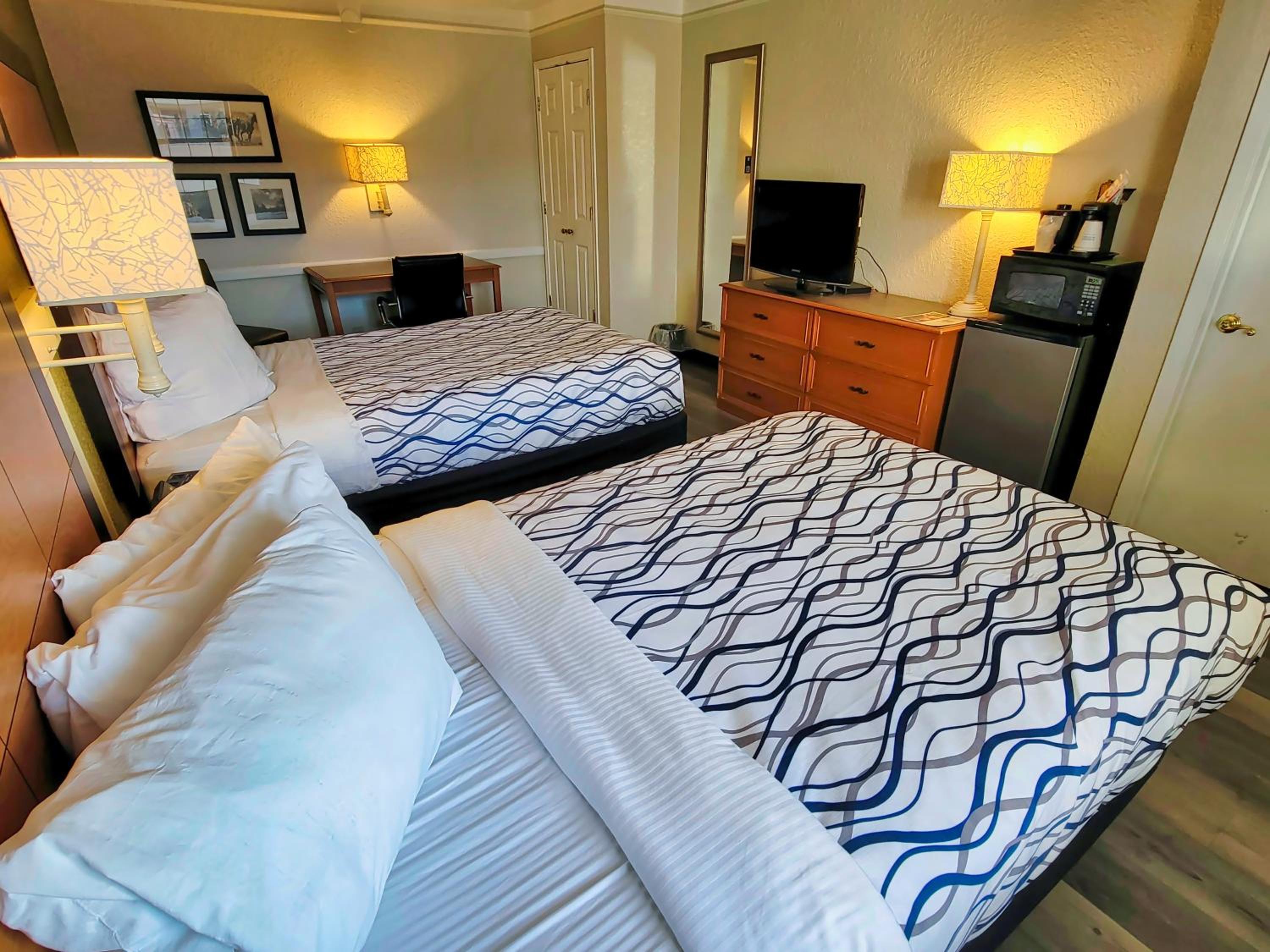 Queen Room with Two Queen Beds - Non-Smoking - Photo 5