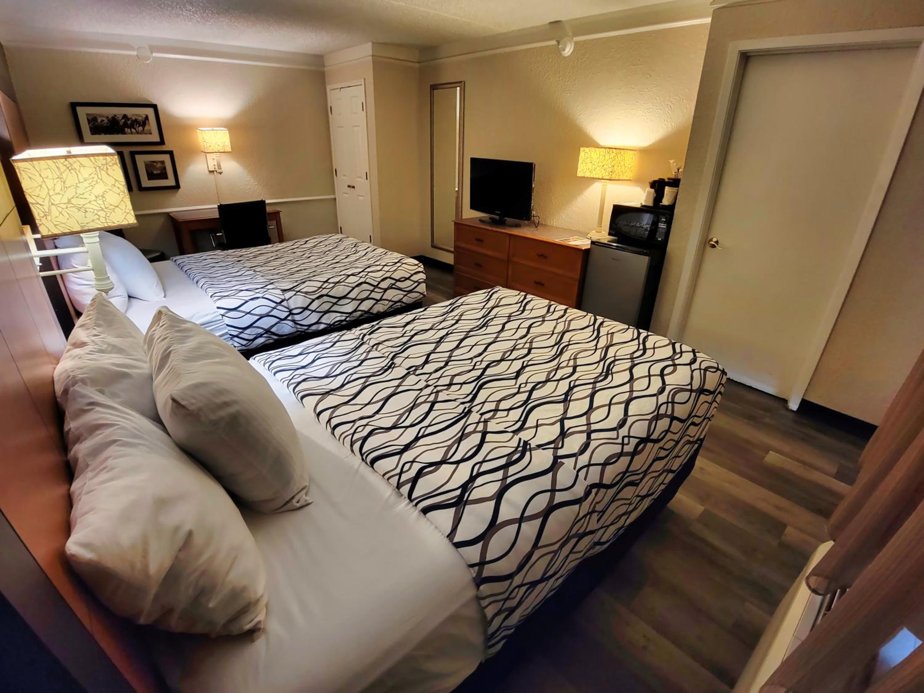 Queen Room with Two Queen Beds - Non-Smoking - Photo 2