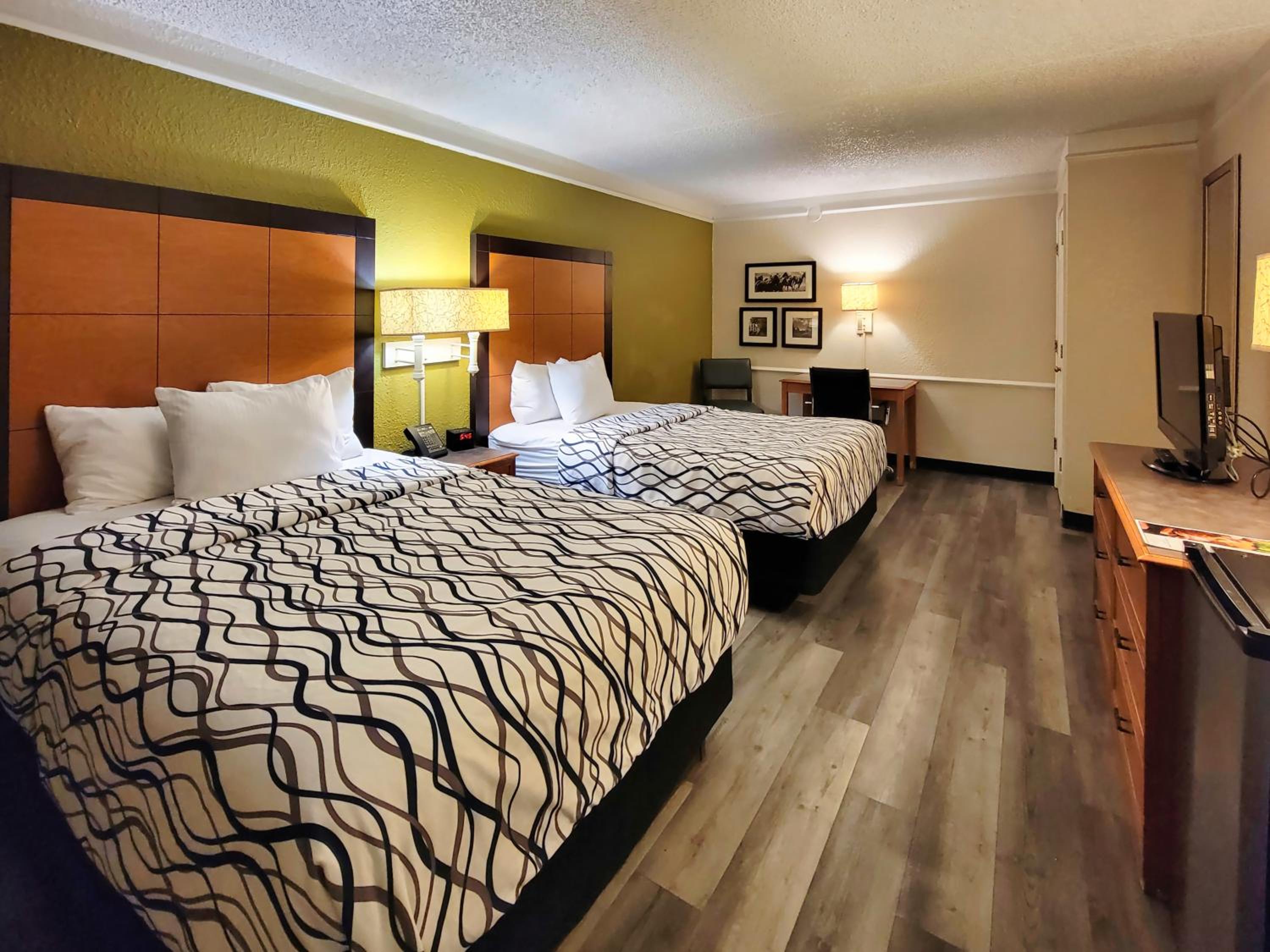 Queen Room with Two Queen Beds - Non-Smoking - Photo 8