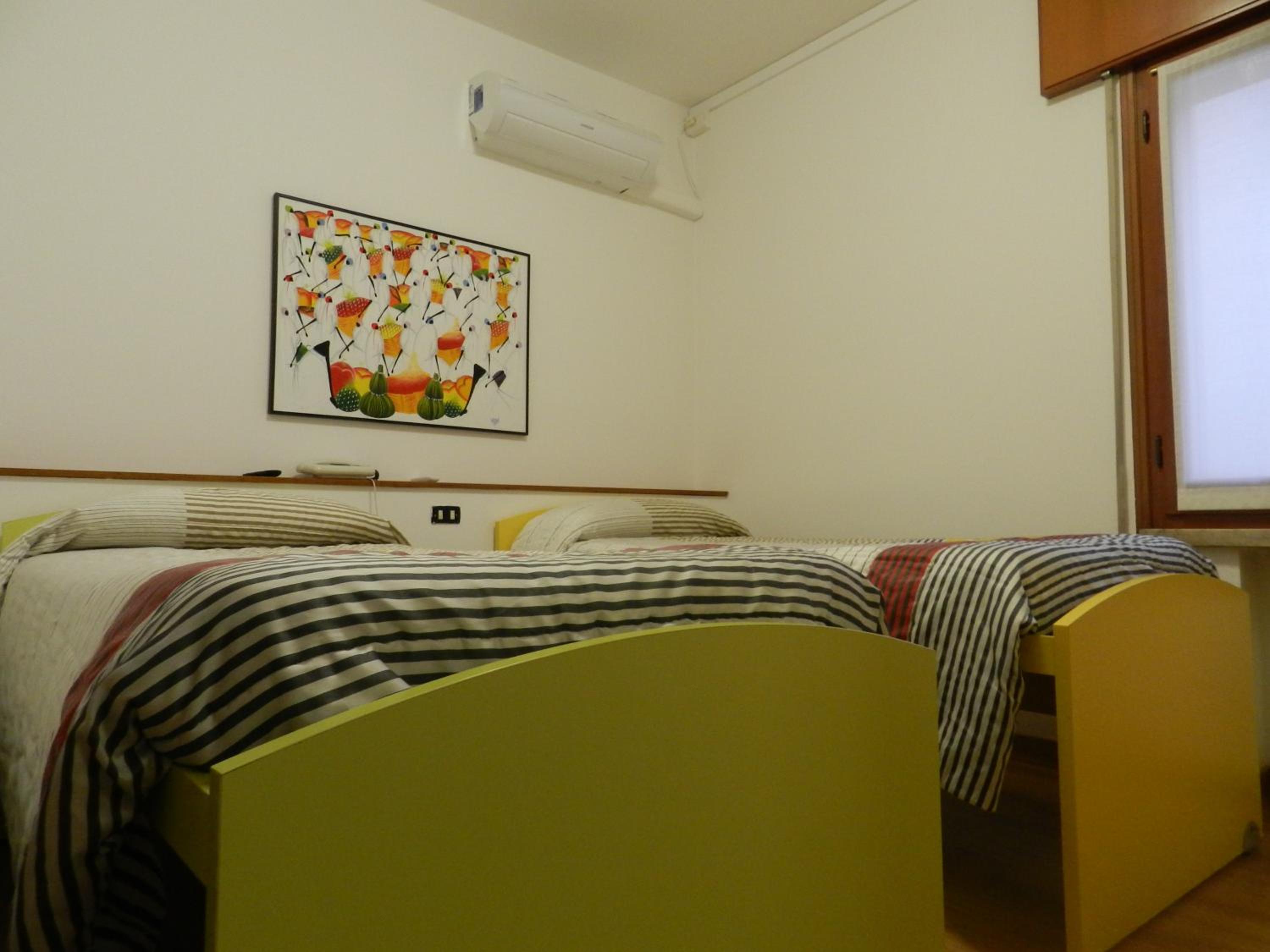 Twin Room with Private Bathroom photo 2