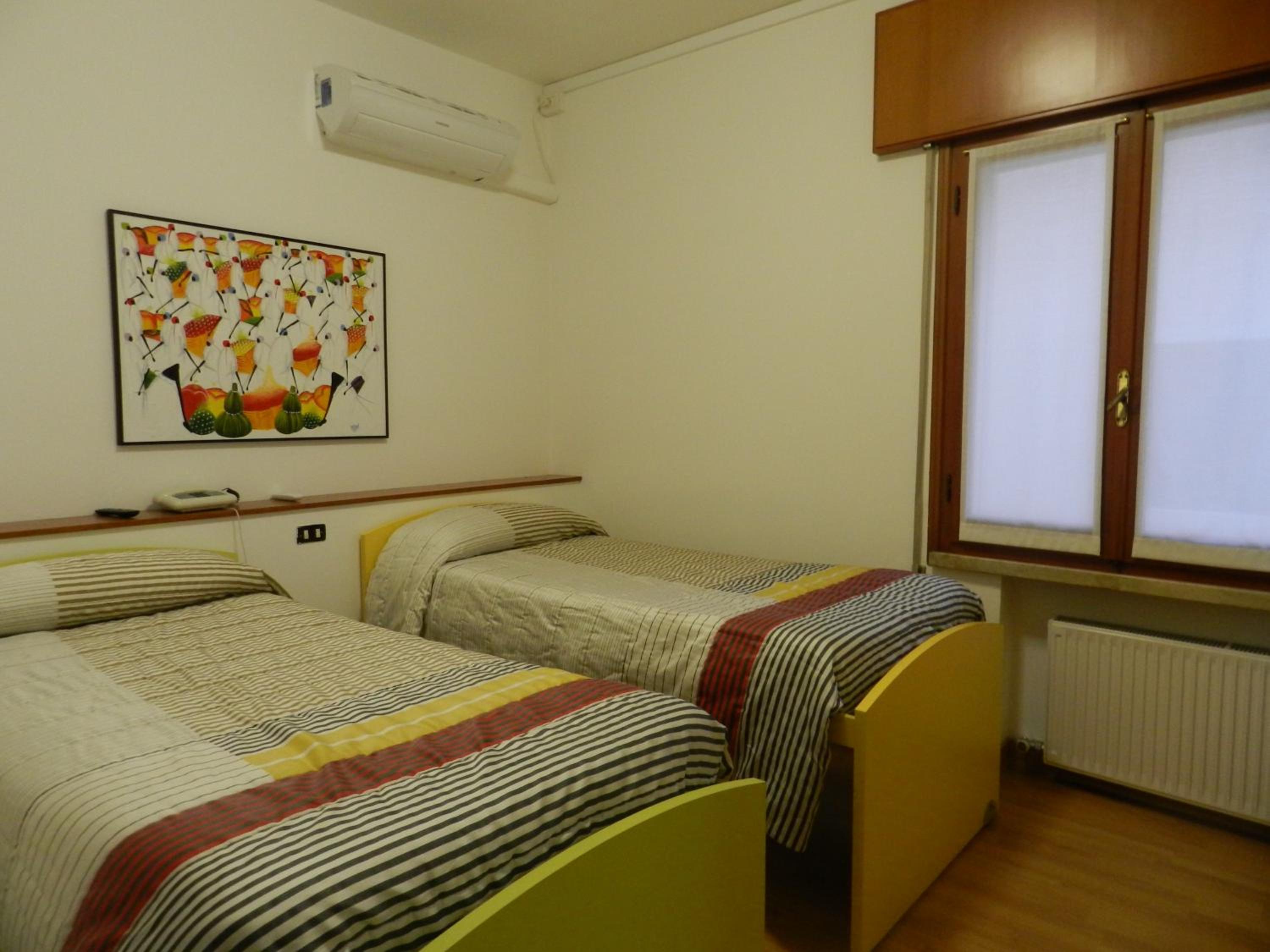 Twin Room with Private Bathroom photo 3