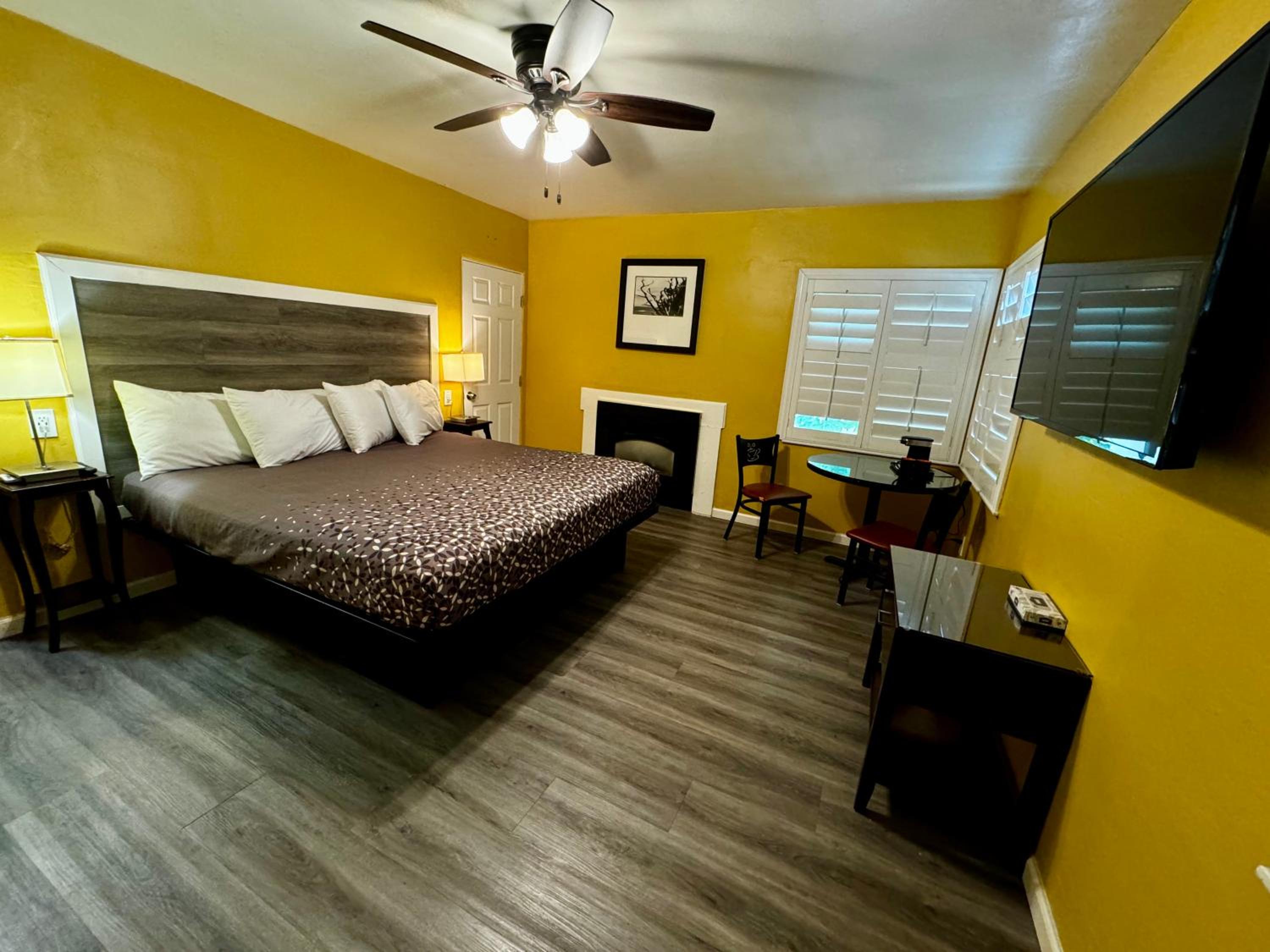 One King Room with Fireplace photo 1