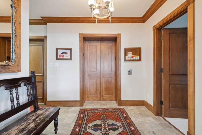 Four-Bedroom Apartment with Balcony  photo 2