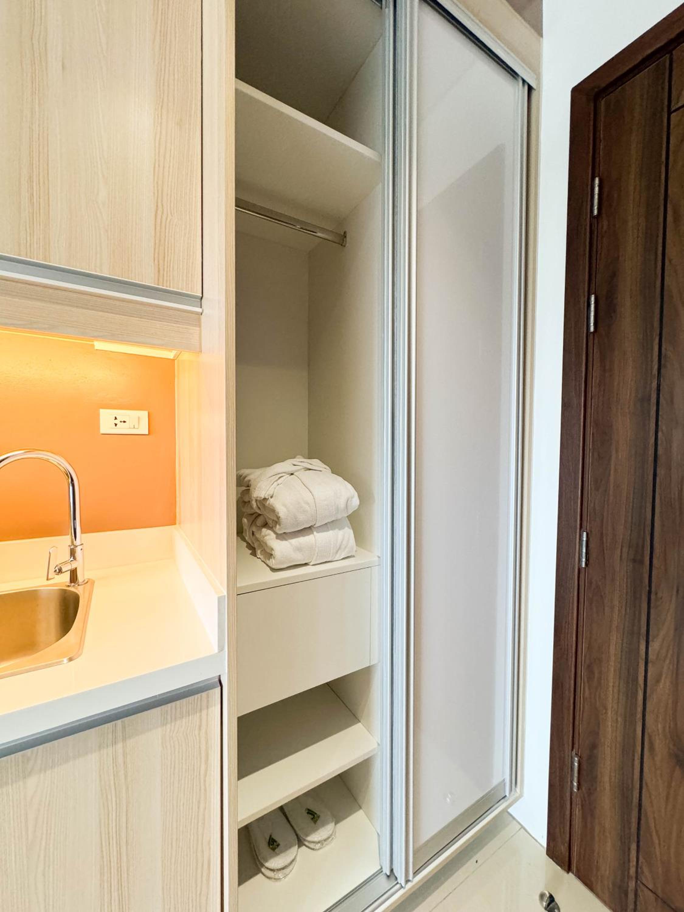 Standard Double Room - Photo 9
