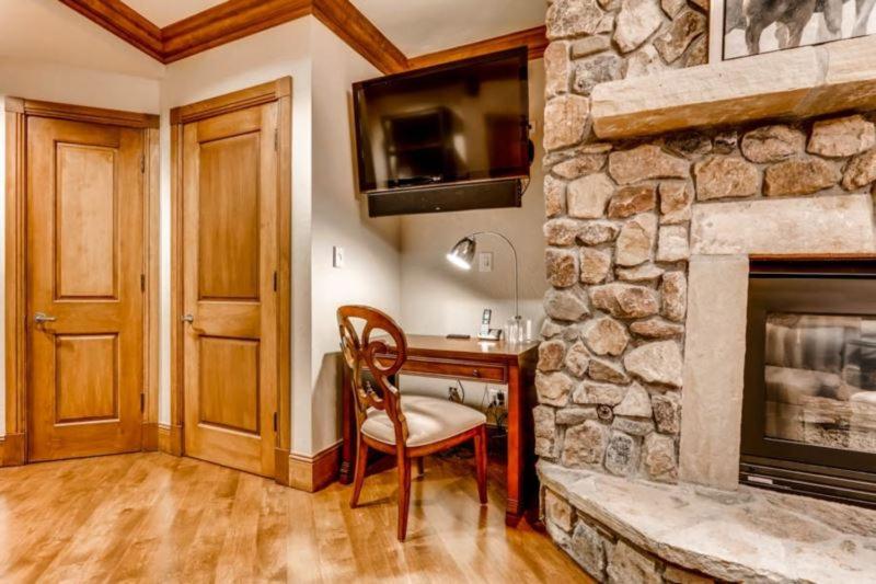 Studio Apartment with King Bed photo 3