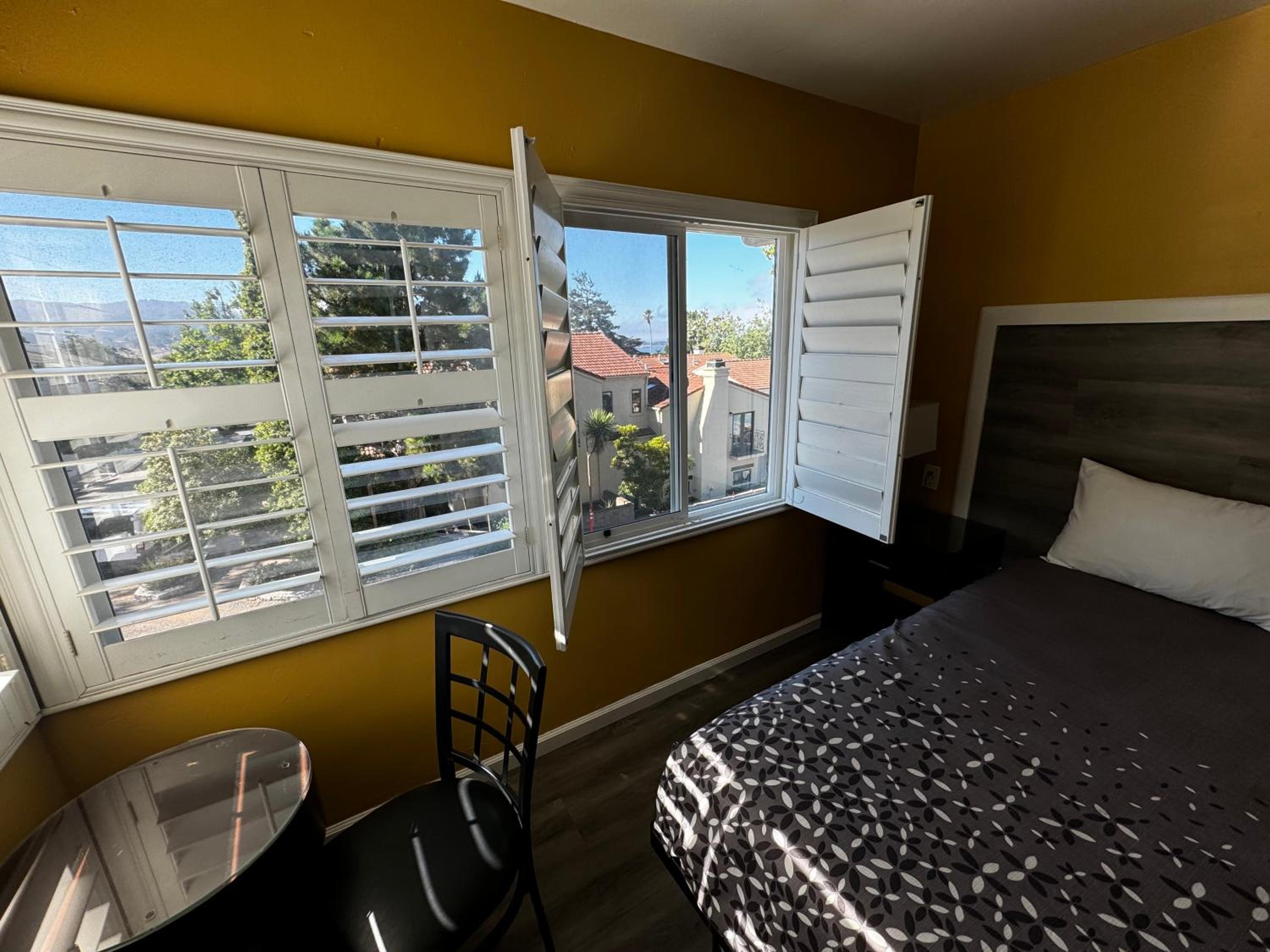 Queen Room with Two Queen Beds photo 2