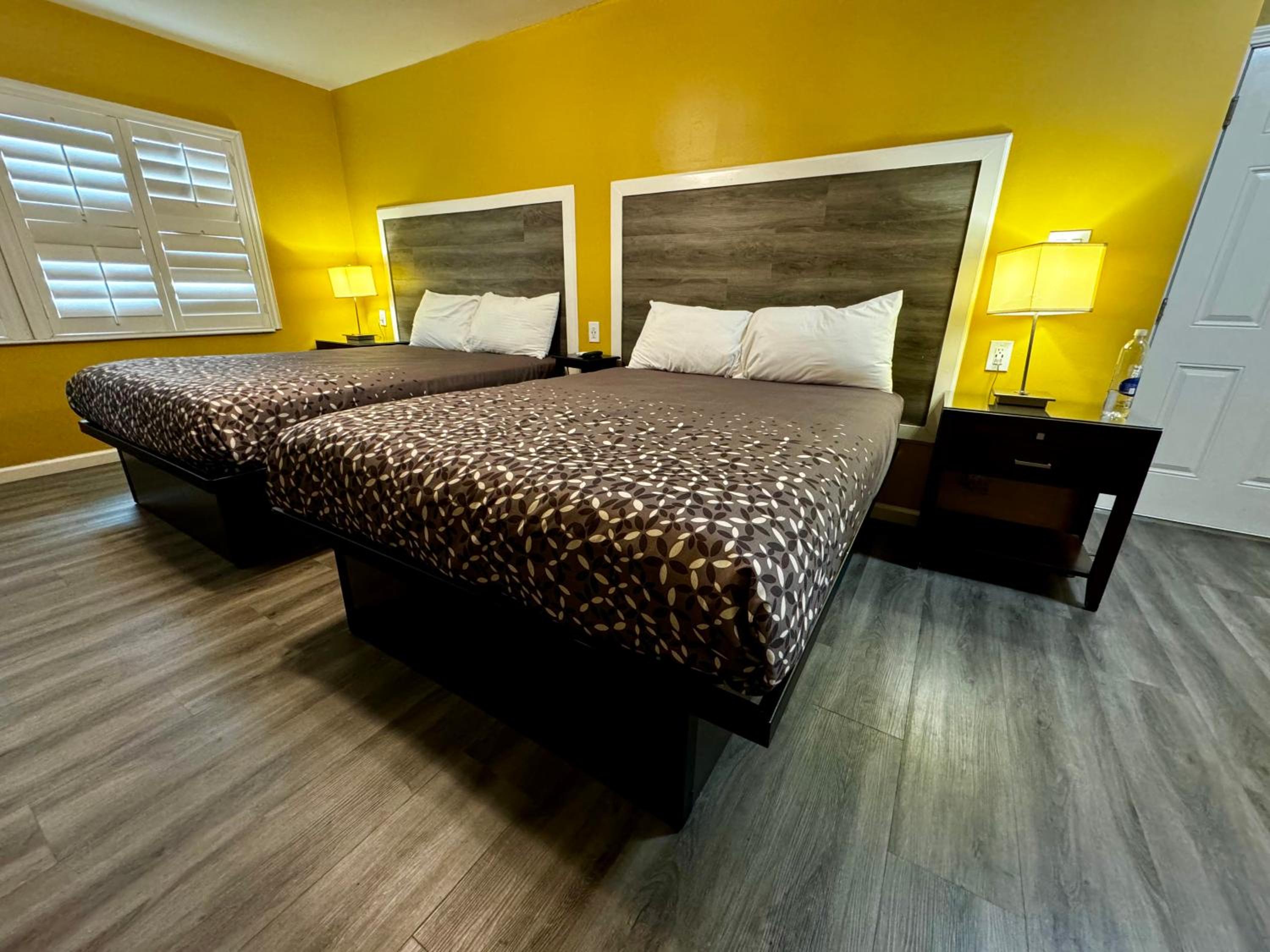 Queen Room with Two Queen Beds photo 1