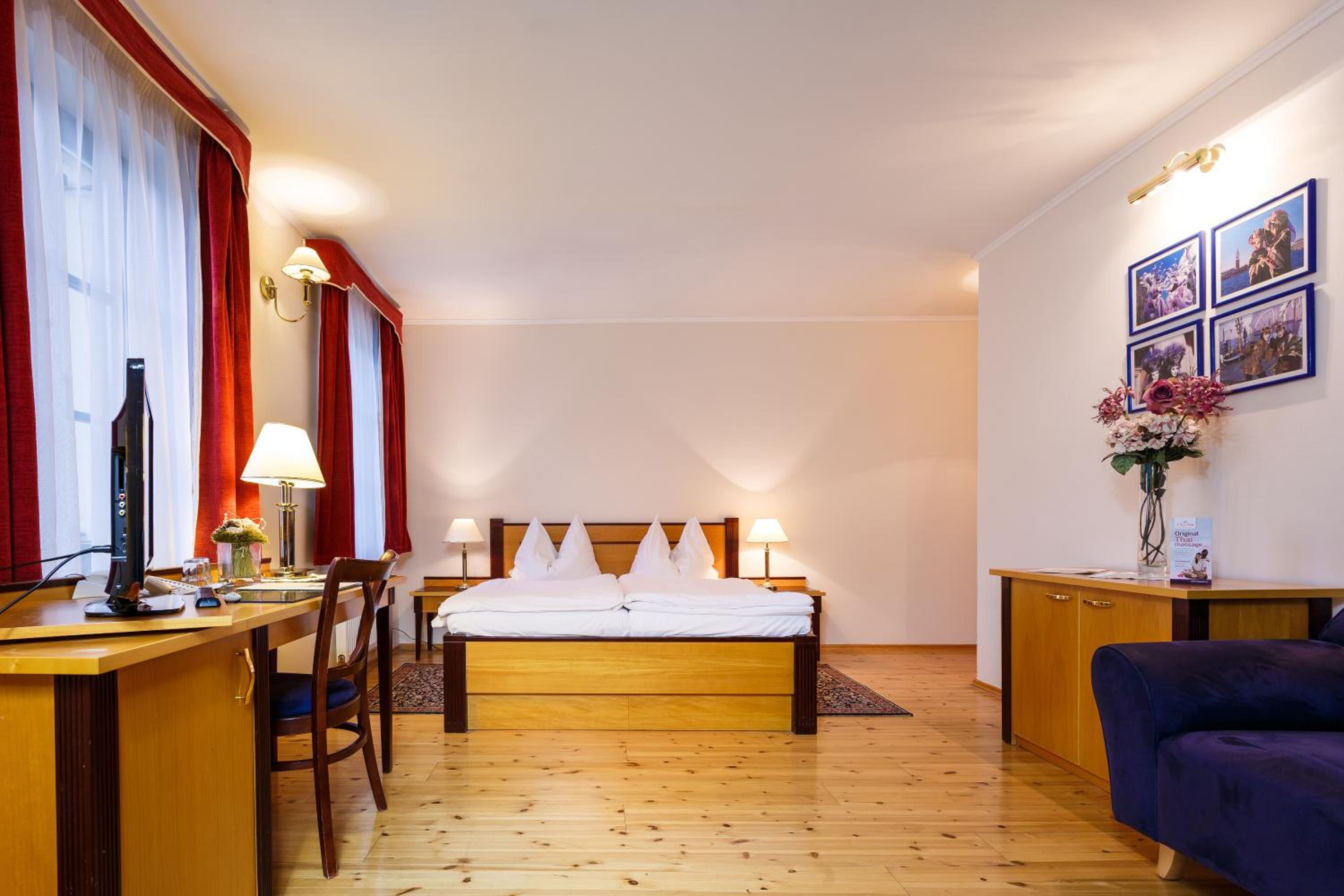 Deluxe Double Room - Photo 13