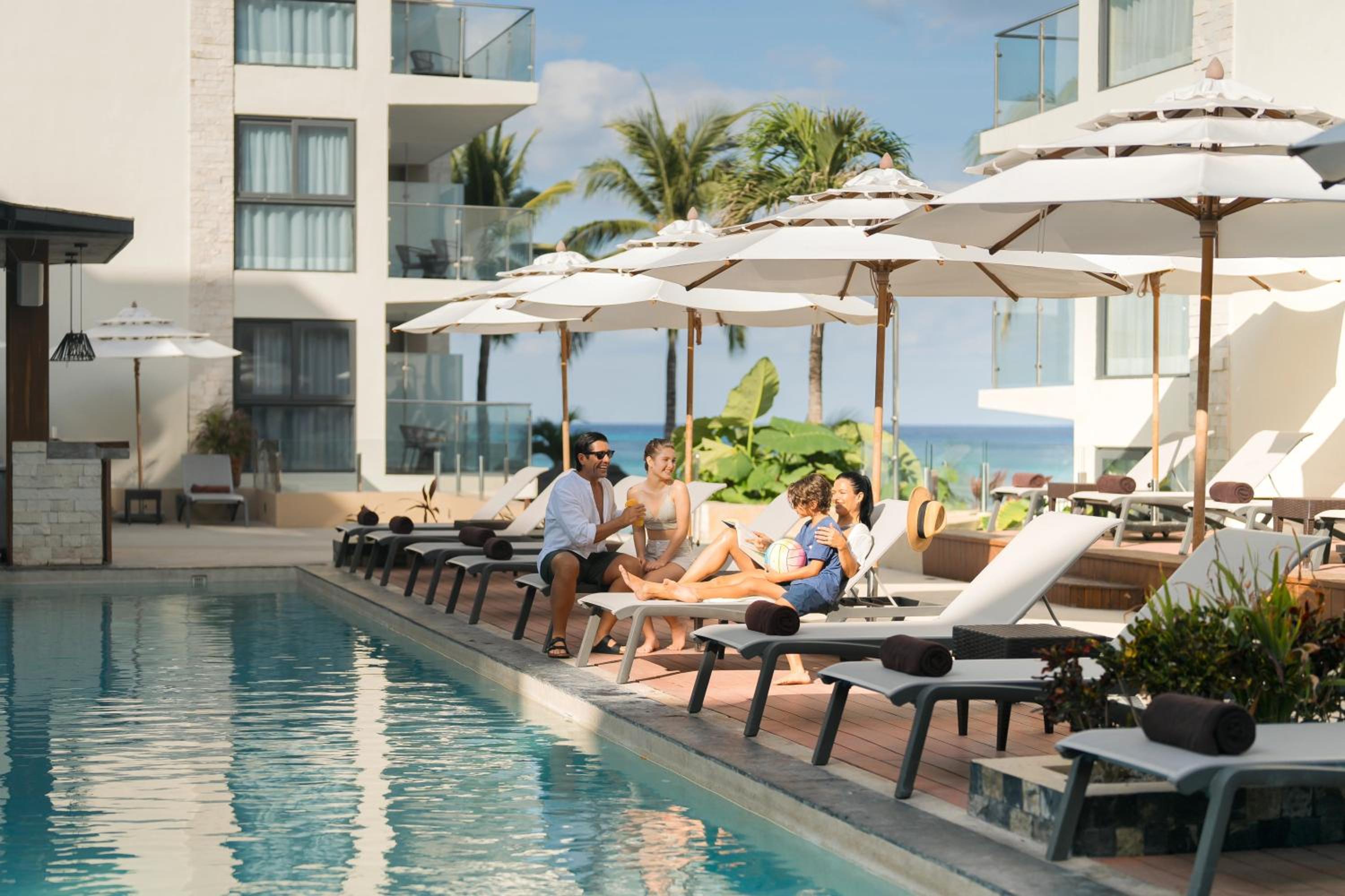 Preferred Club Jr Suite Swim Out Pool View King Bed