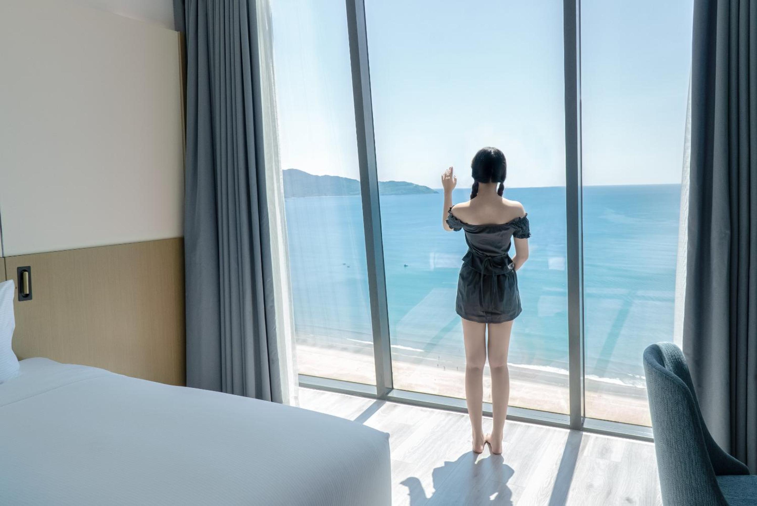 Suite King Room Ocean Front with Bathtub - Photo 2