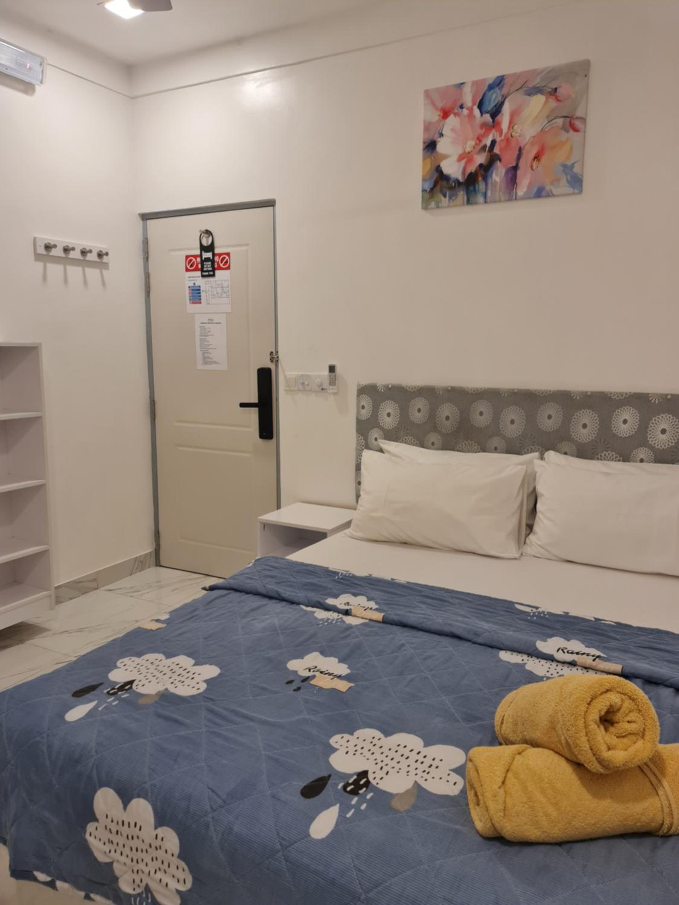 Budget Double Room - Photo 11