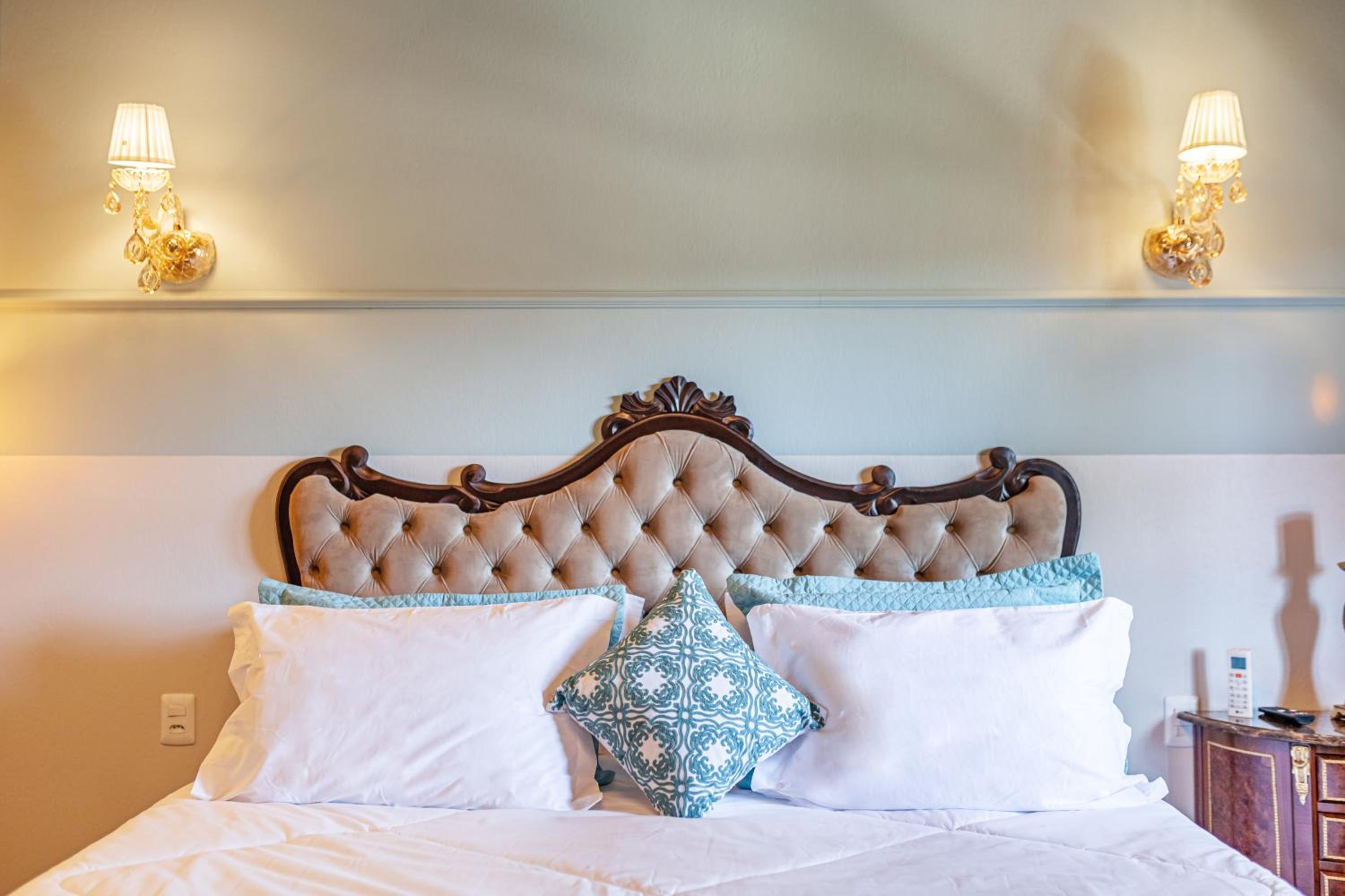 Queen Room photo 2