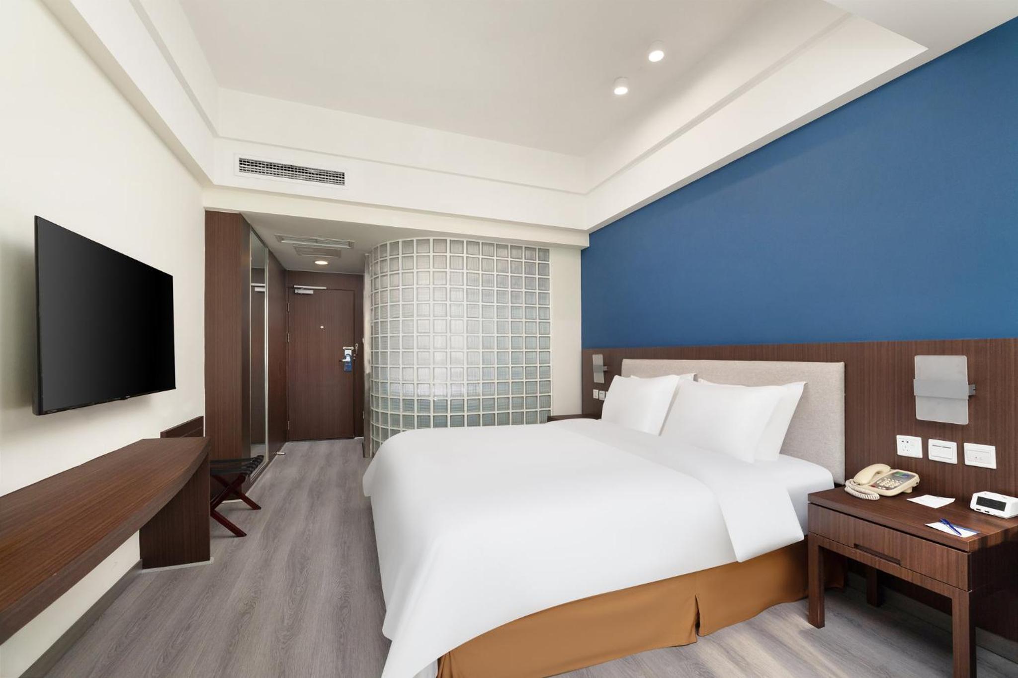 Standard King Room - High Floor - Photo 3