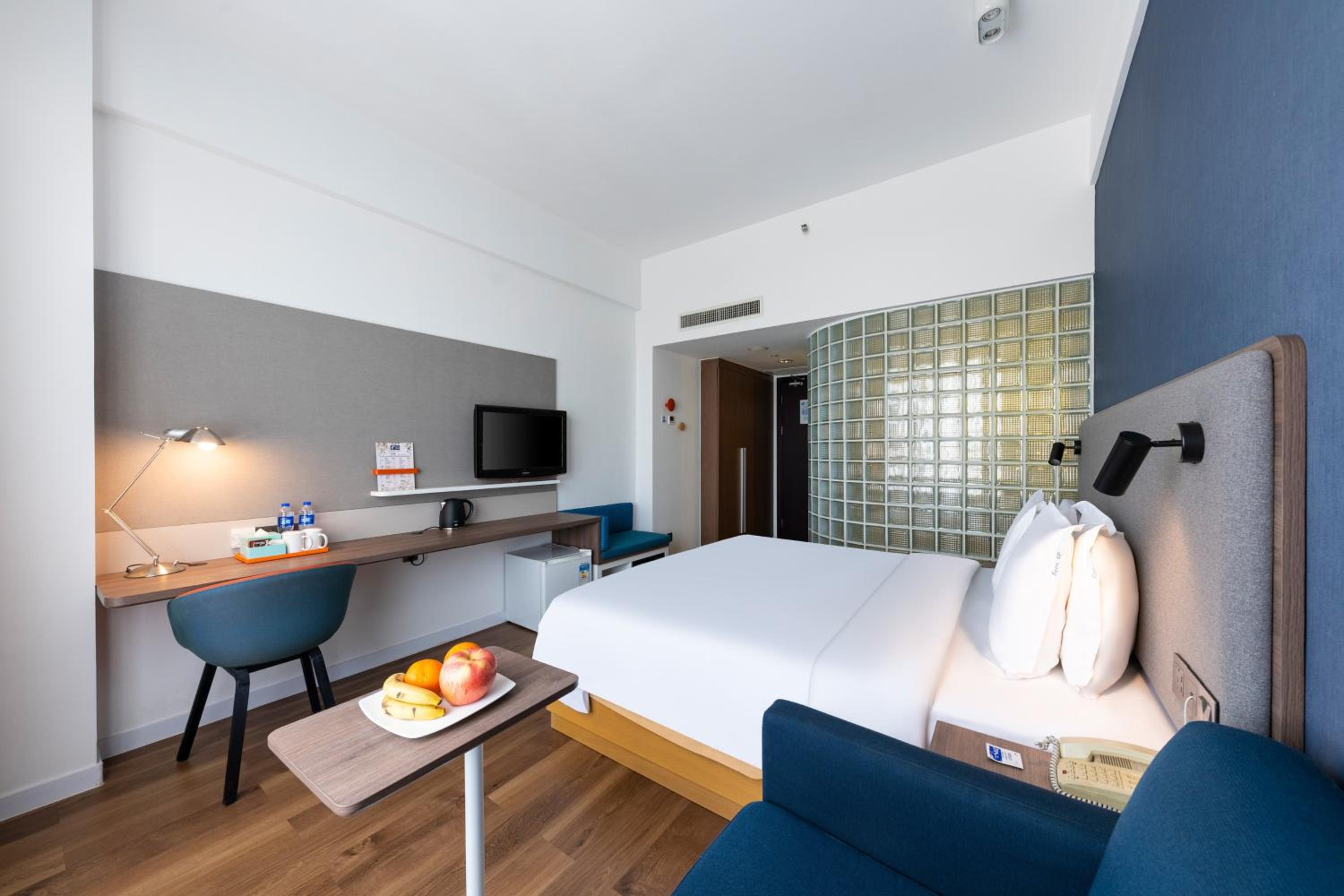 Standard Queen Room with City View - Photo 6